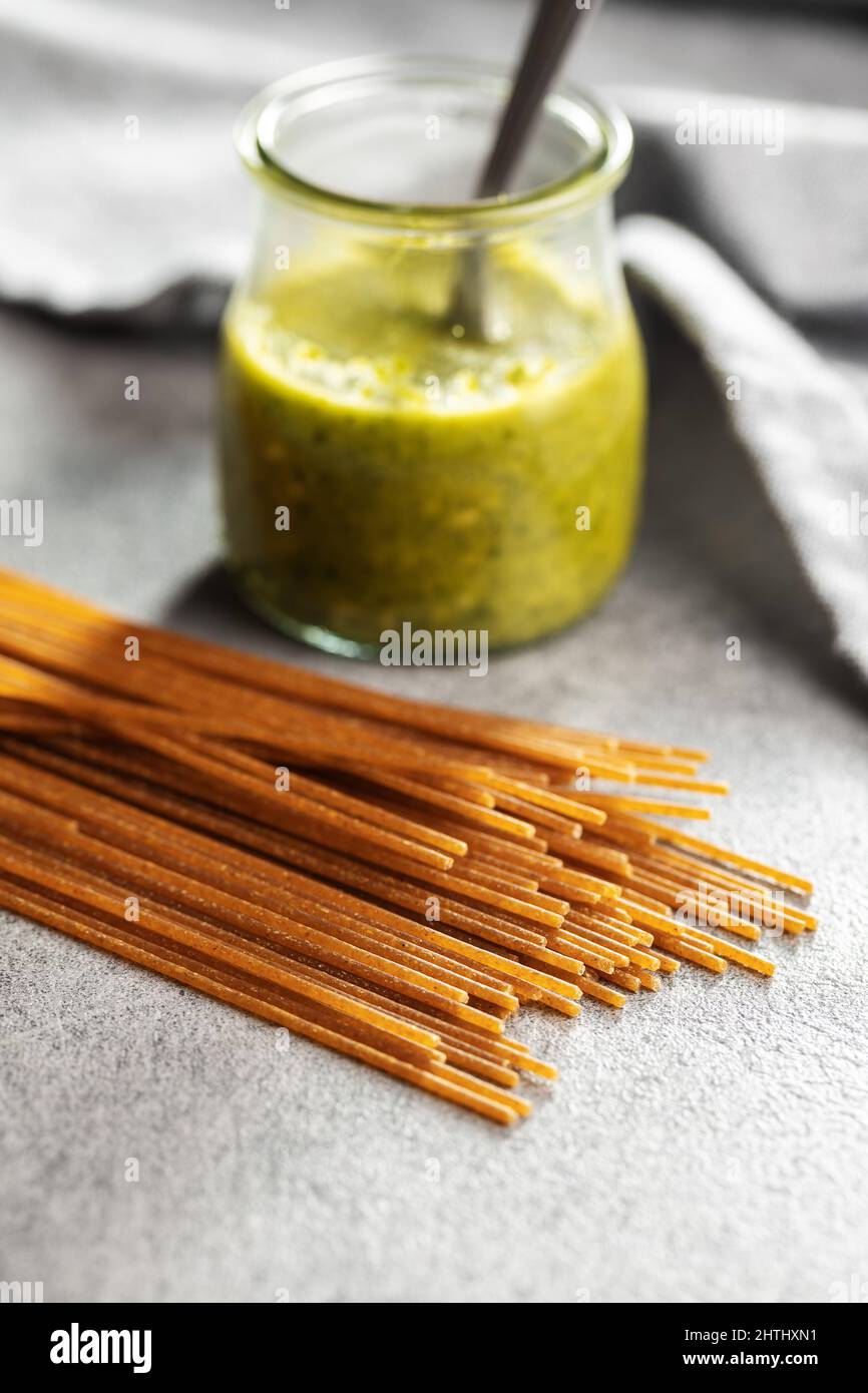 Espaguetis de grano entero crudos. Pasta cruda en una mesa de cocina. Foto de stock