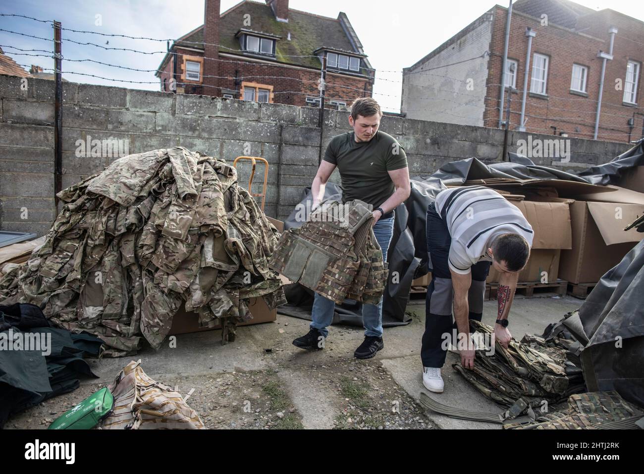 La imagen muestra a los hombres ucranianos comprando un excedente del ejército de G4 suministros militares de Echelon antes de inscribirse en el Reino Unido para luchar contra los rusos en Ucrania. FOTO: Foto de stock