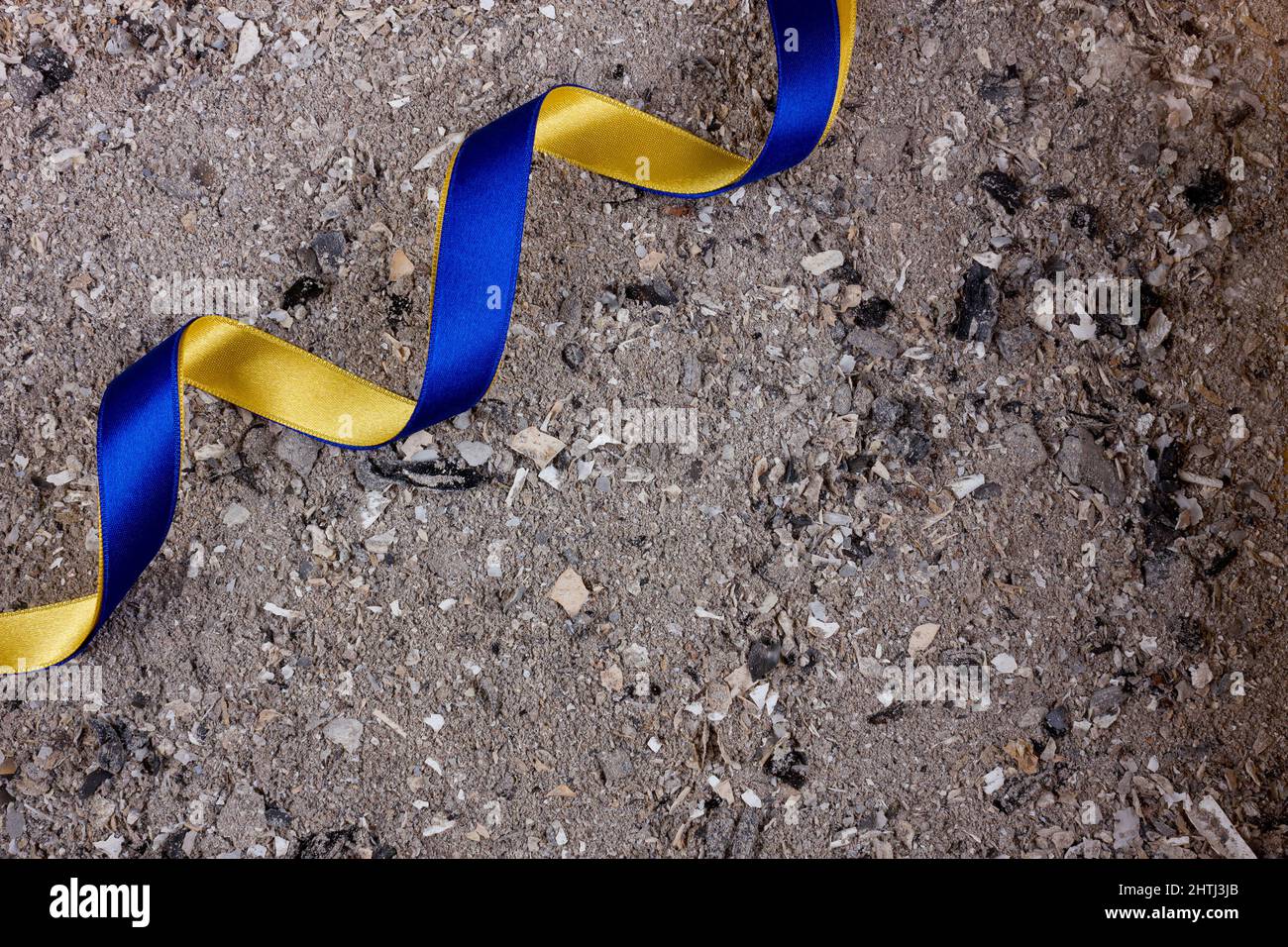 Cinta De Seda Azul Y Amarilla Atada A Un Tubo De Metal. Símbolo De La  Bandera Ucraniana, Lucha Por La Independencia Fotos, retratos, imágenes y  fotografía de archivo libres de derecho. Image