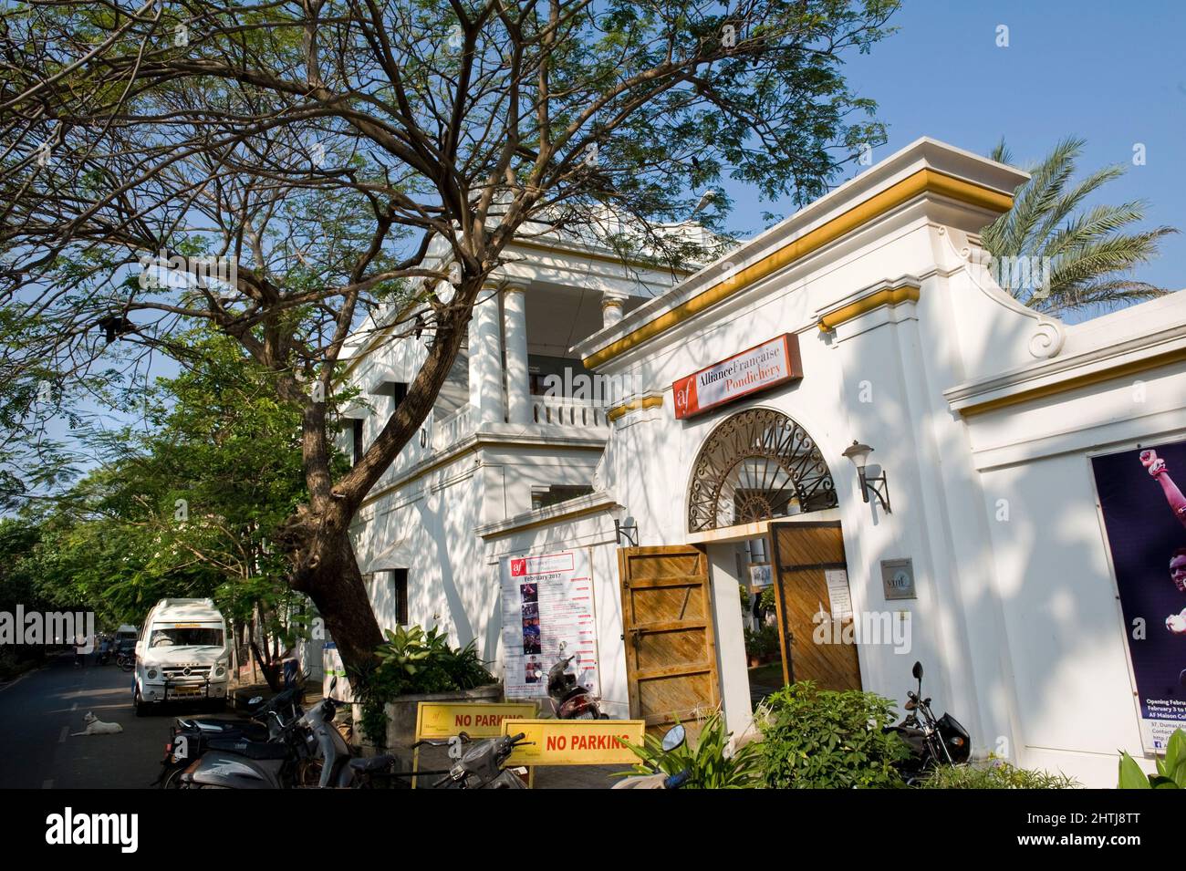 Pondicherry, India - Febrero de 2017: El edificio de la Alianza Francesa Foto de stock