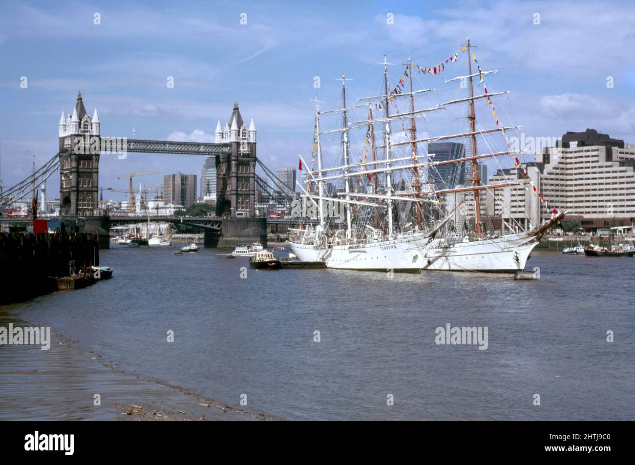 El Royal Greenwich Tall Ships Festival en Londres con el puente de la torre en el fondo Foto de stock