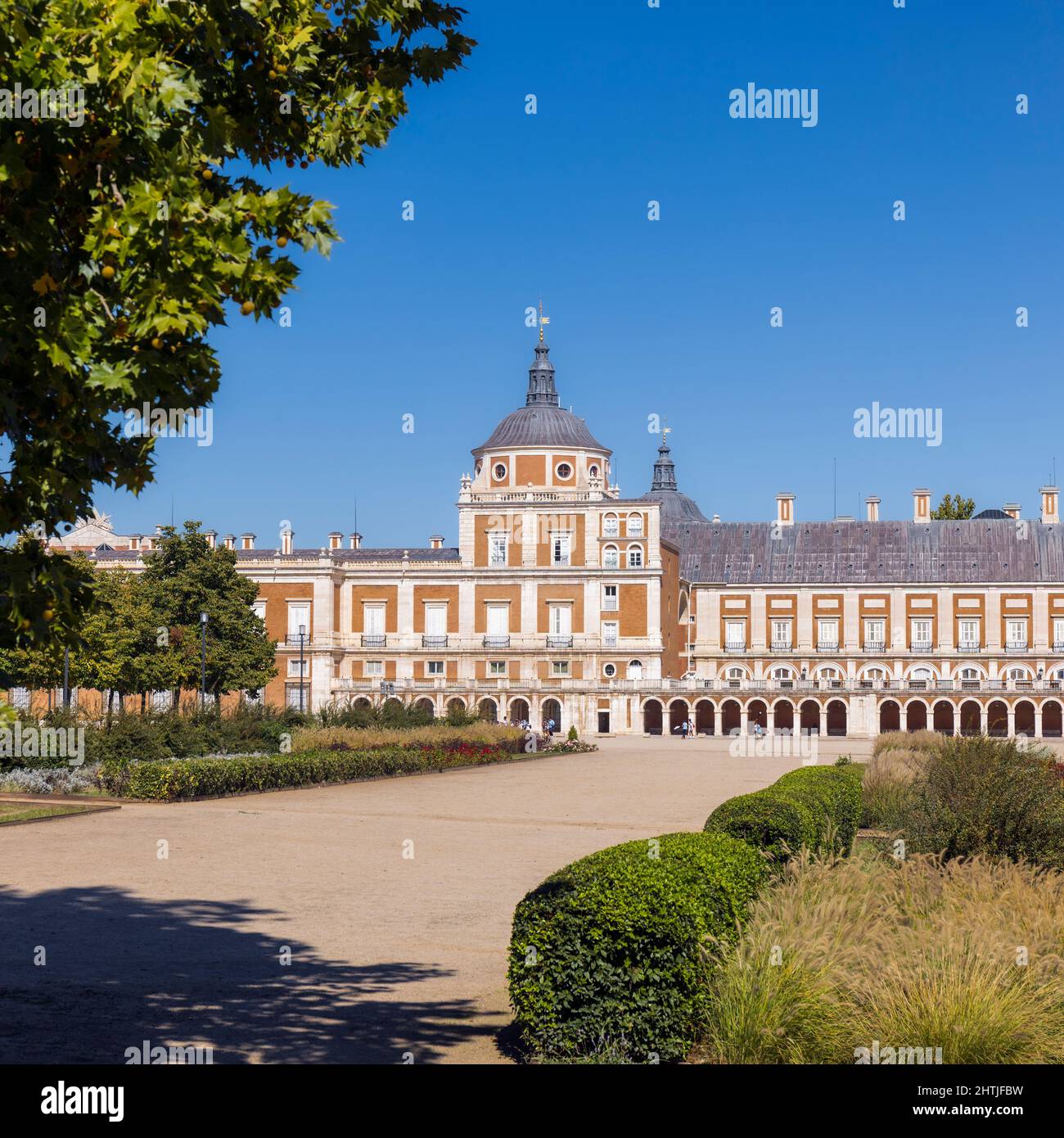 El Palacio Real de Aranjuez visto a través de la Plaza de Parejas, Aranjuez, Comunidad de Madrid, España. El palacio forma parte de la LAN Cultural Aranjuez Foto de stock