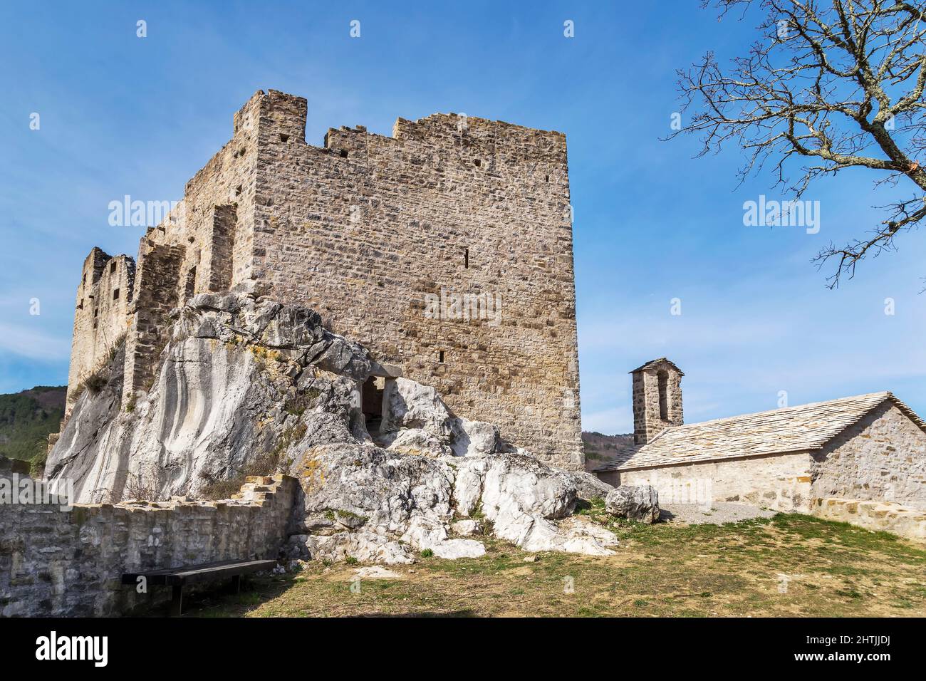 Antiguo castillo Pietrapelosa renovado para el turismo situado entre Buzet y Livade, Istria, Croacia Foto de stock