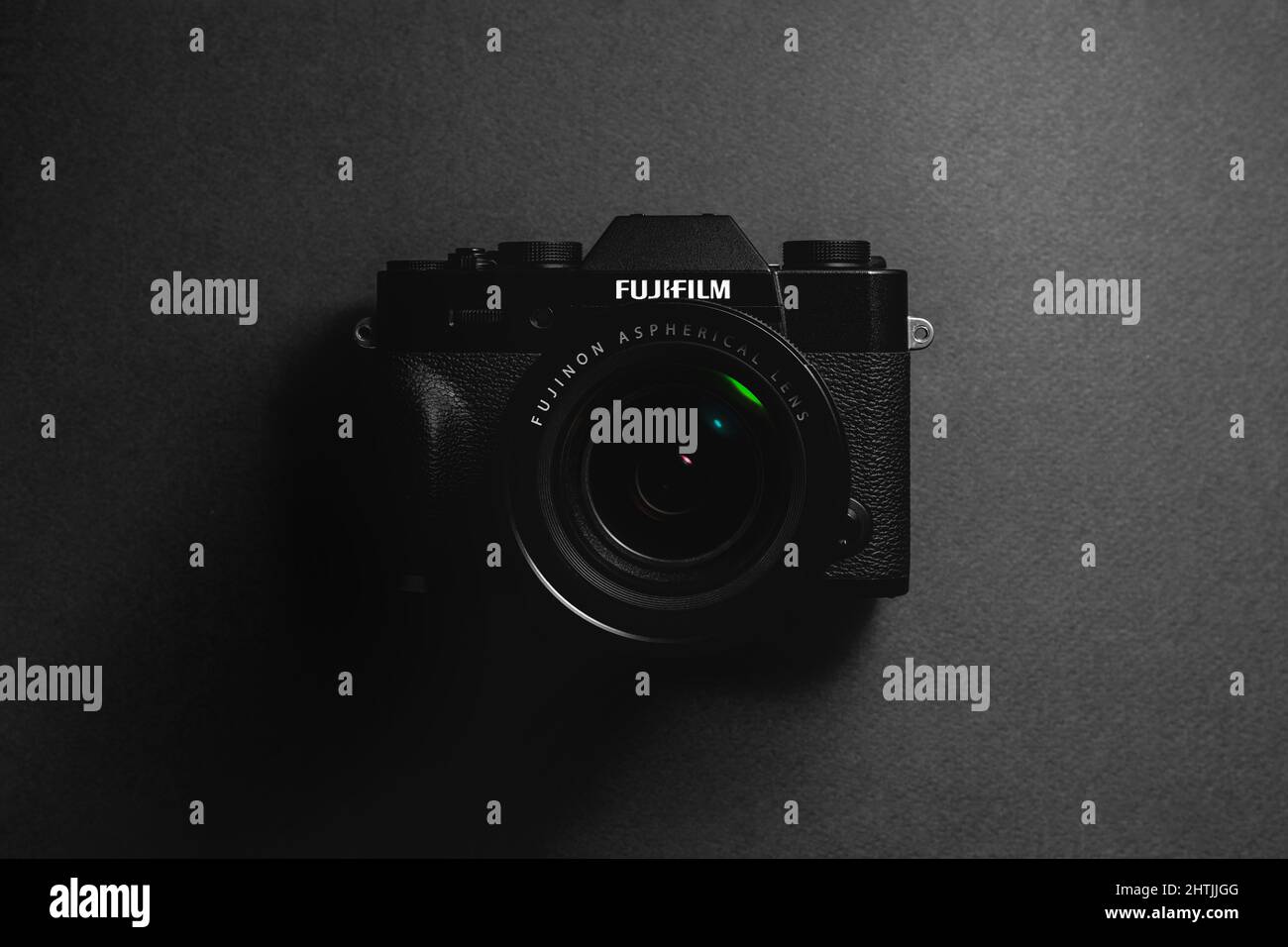 Antalya, Turquía - 01 de marzo de 2022: Fujifilm X-T30 II cámara sin espejo sobre fondo oscuro Foto de stock