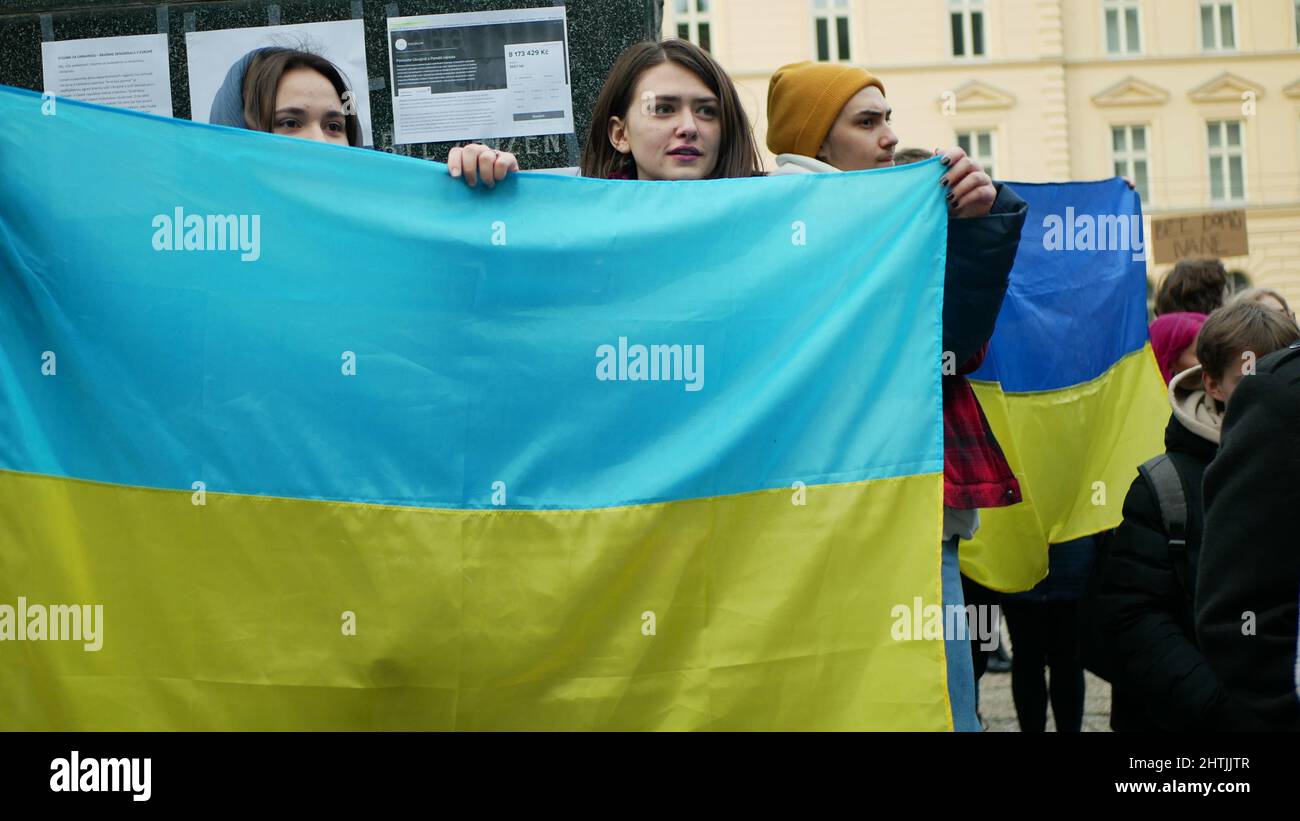 La gente de la manifestación amonesta a las muchachas ucranianas contra la guerra militar rusa Rusia contra Ucrania protesta político activista ucranianos ayuda Foto de stock