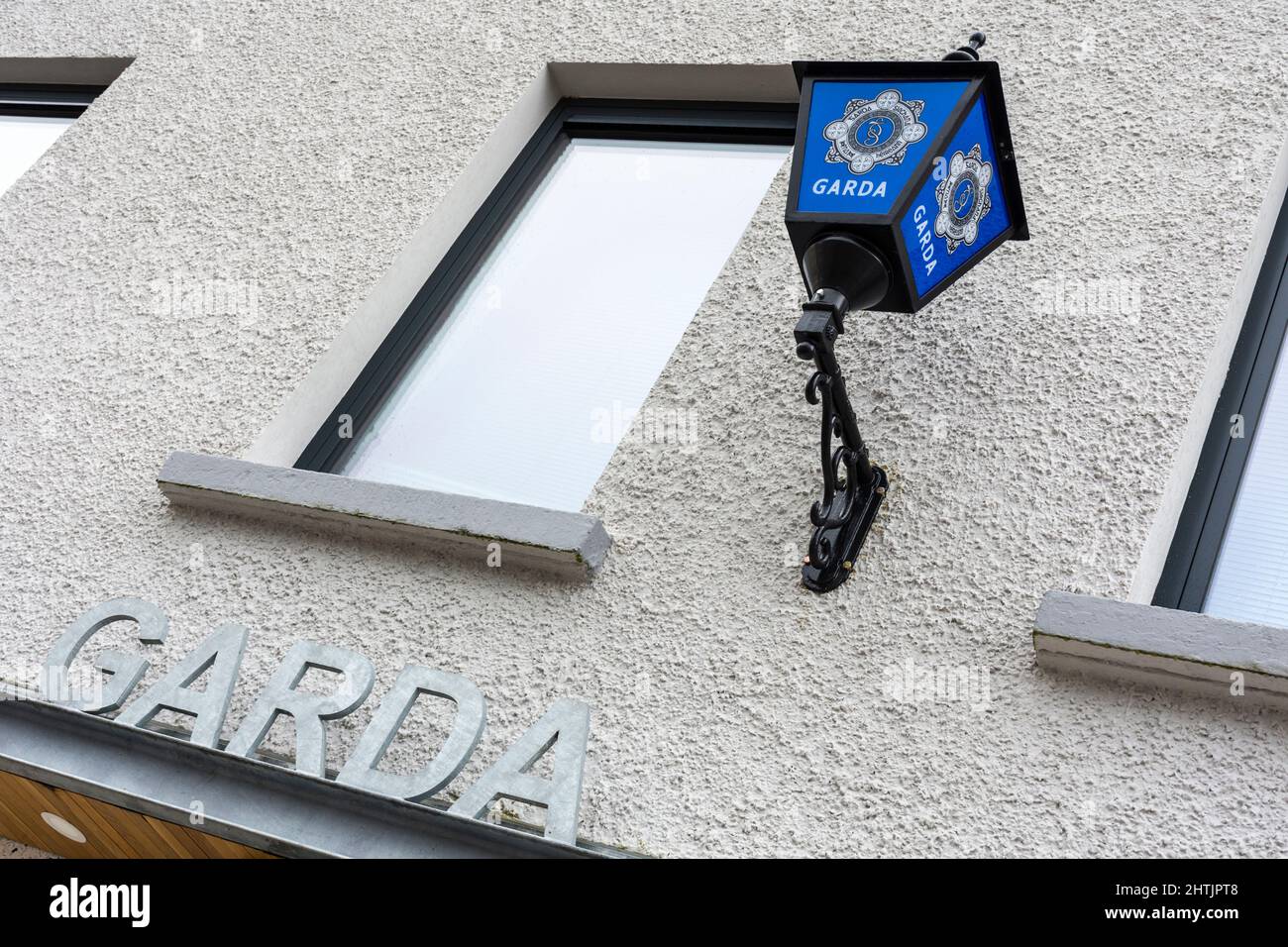 Una estación de Garda Síochána, oficina de la policía irlandesa, recientemente modernizada y ampliada, ciudad de Donegal, condado de Donegal, Irlanda Foto de stock