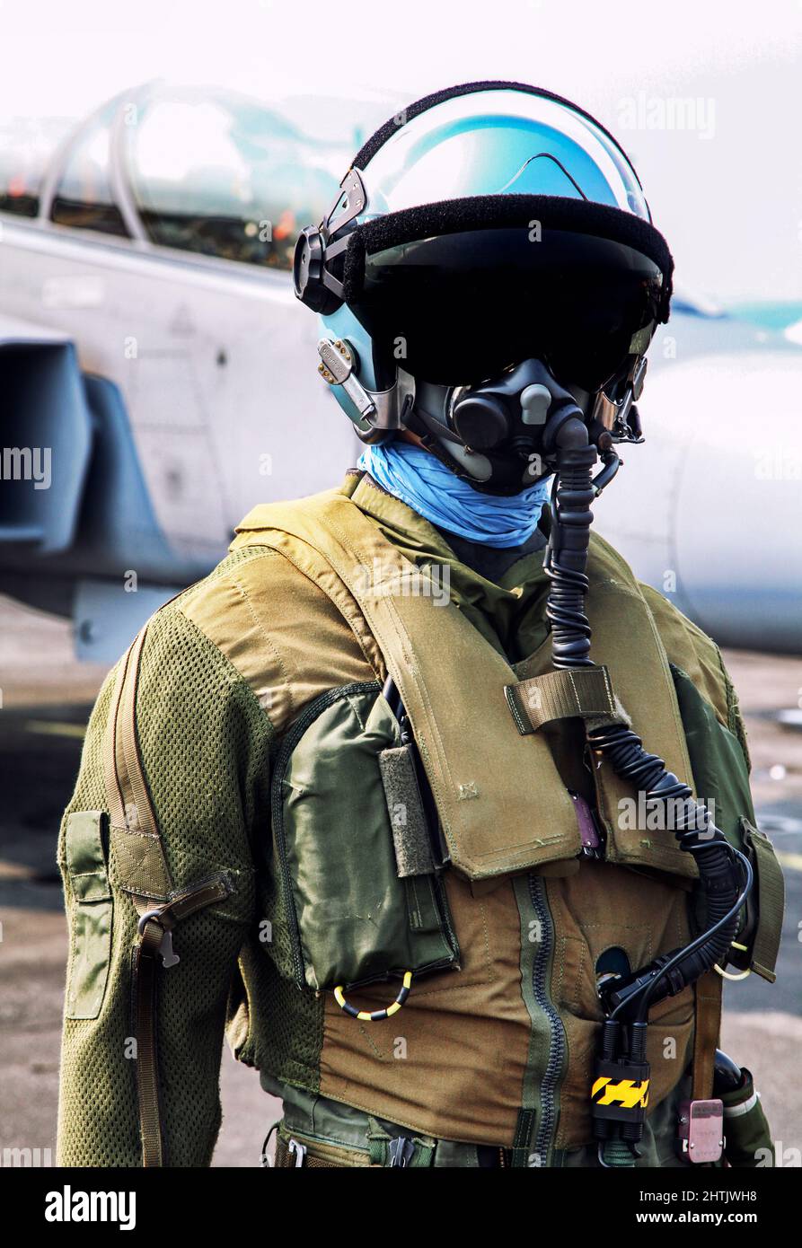 Piloto de combate en casco y traje con máscara de oxígeno delante del avión  de combate Fotografía de stock - Alamy