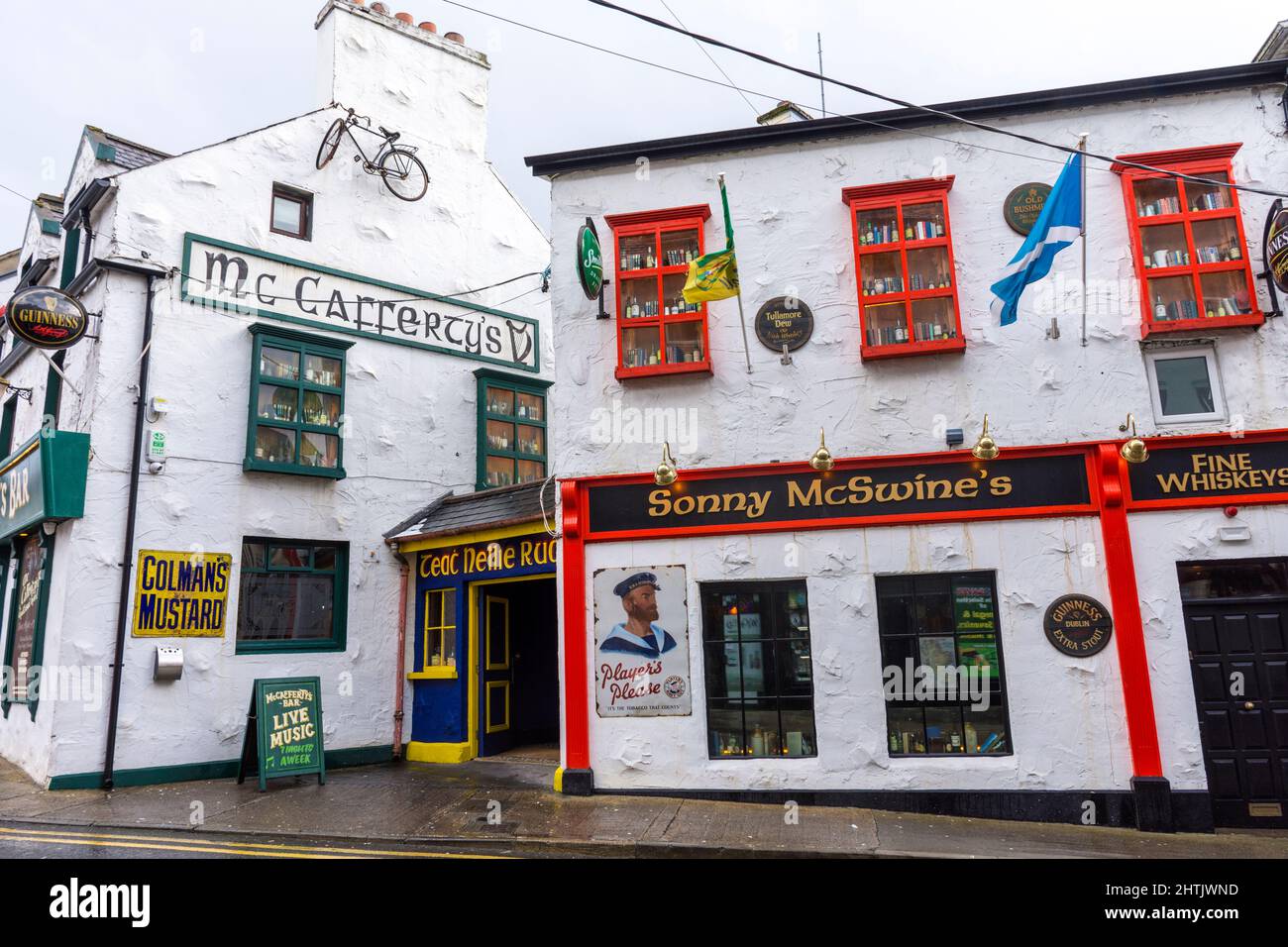 Frente a un colorido bar pub en Donegal Town, Condado de Donegal, Irlanda. Foto de stock