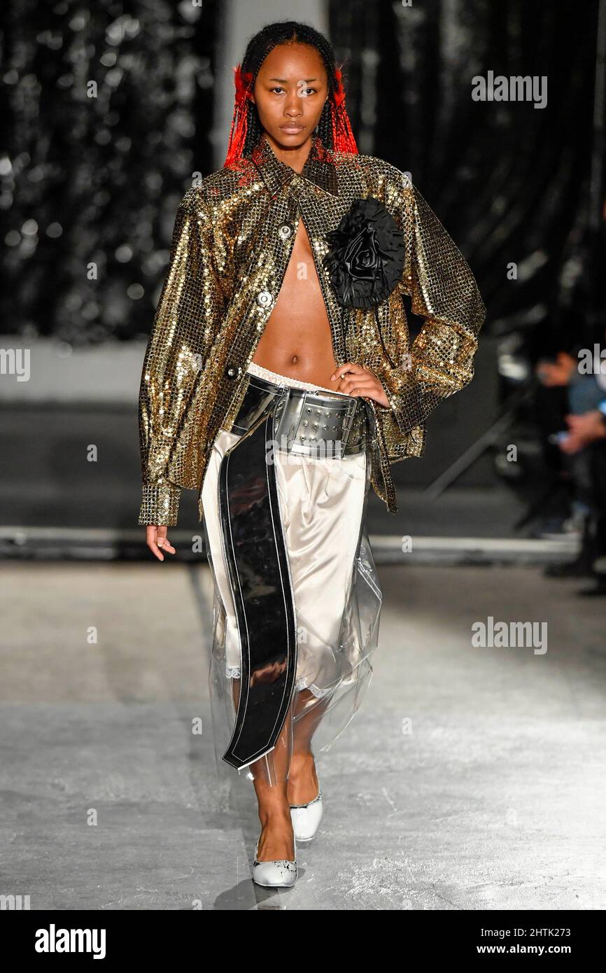 Un modelo camina por la pista en el desfile de moda de Vaquera