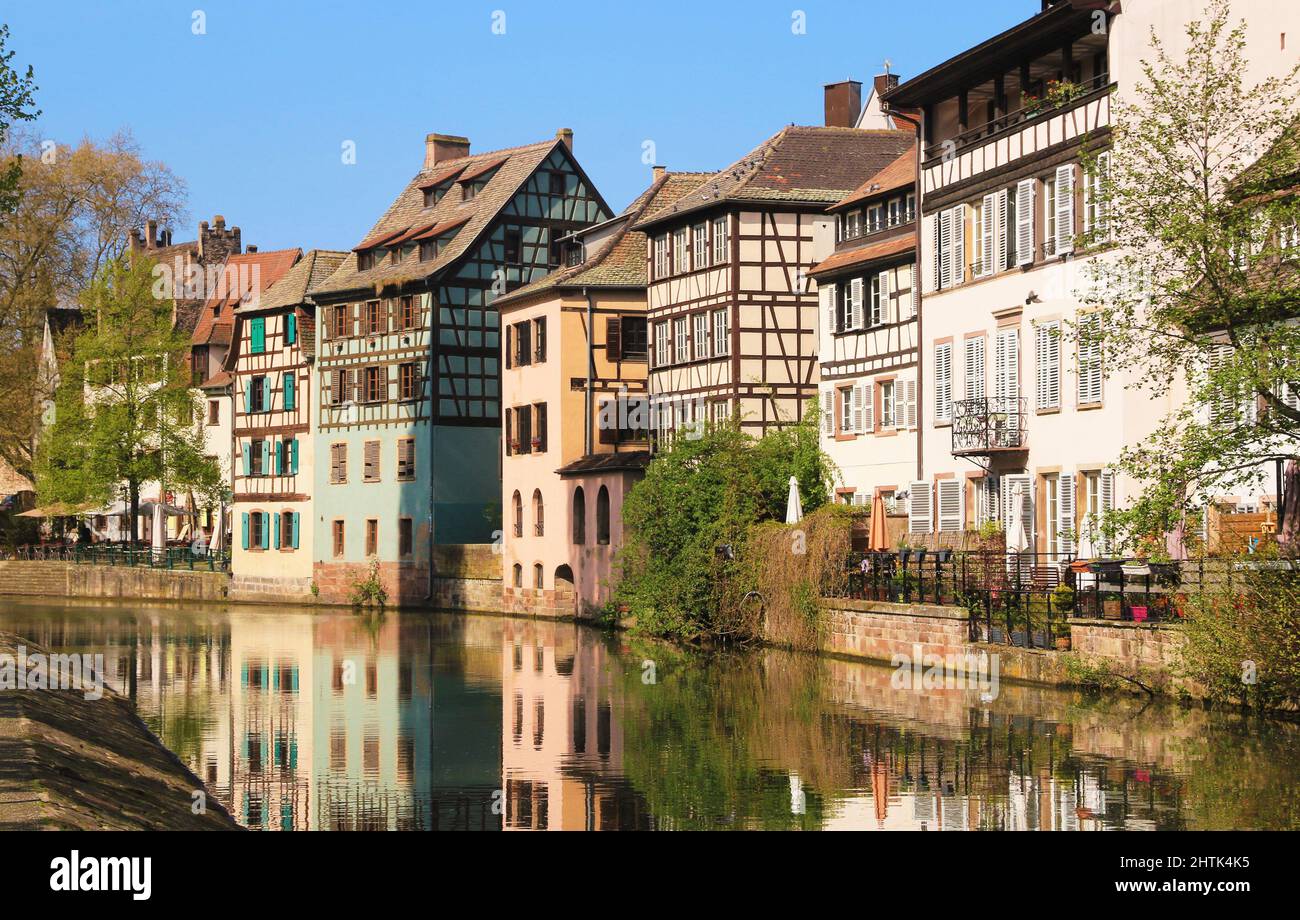 Casas de estilo alsaciano a orillas del enfermo en la pequeña Francia de Estrasburgo Foto de stock