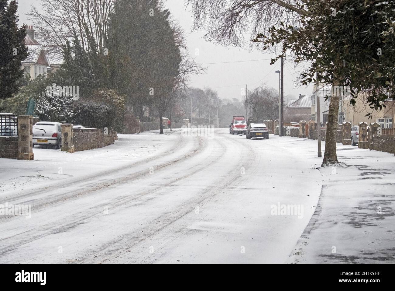Nieve cayendo en una carretera desierta en Weston-super-Mare, Reino Unido, el 1 de marzo de 2018, durante la tormenta llamada “La Bestia del Este” Foto de stock