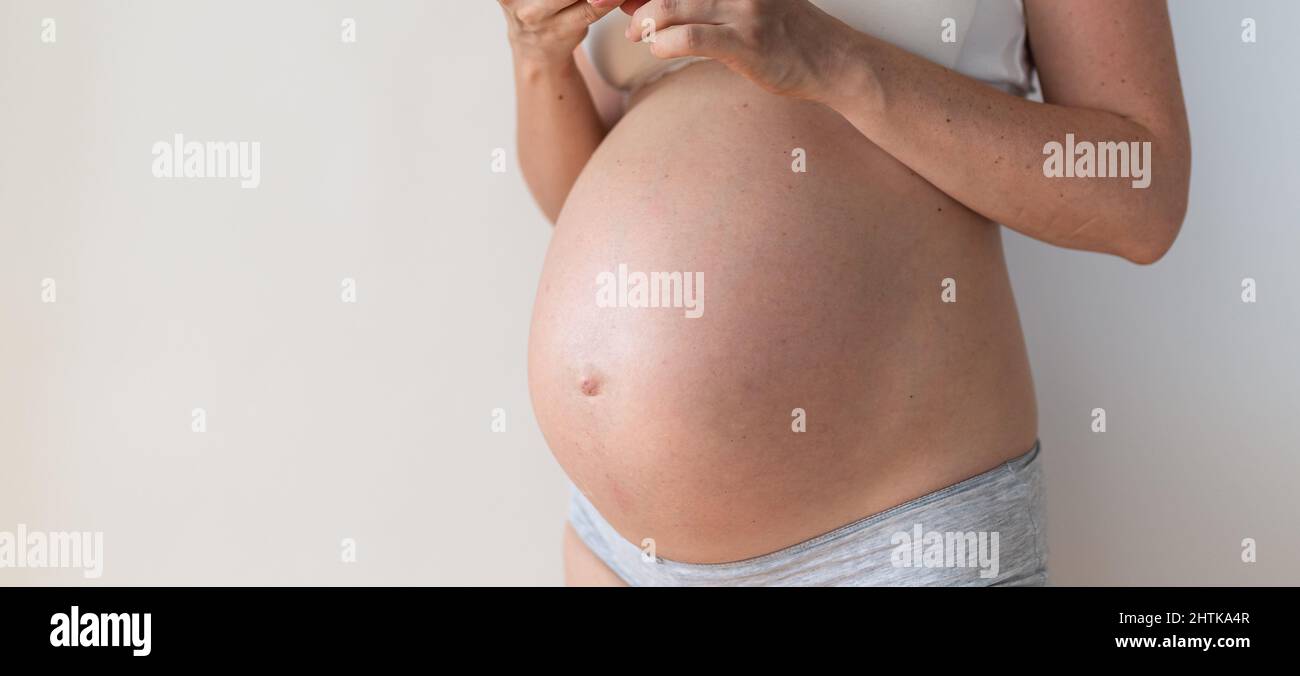 vientre de mujer embarazada, tecnología reproductiva, esperanza, nuevo concepto de vida Foto de stock