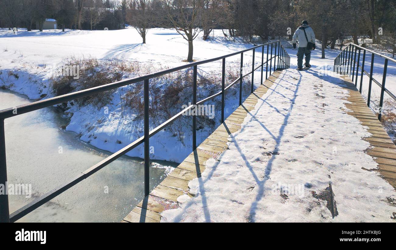 Disminución de la perspectiva de caminar sobre el puente en invierno. Foto de stock