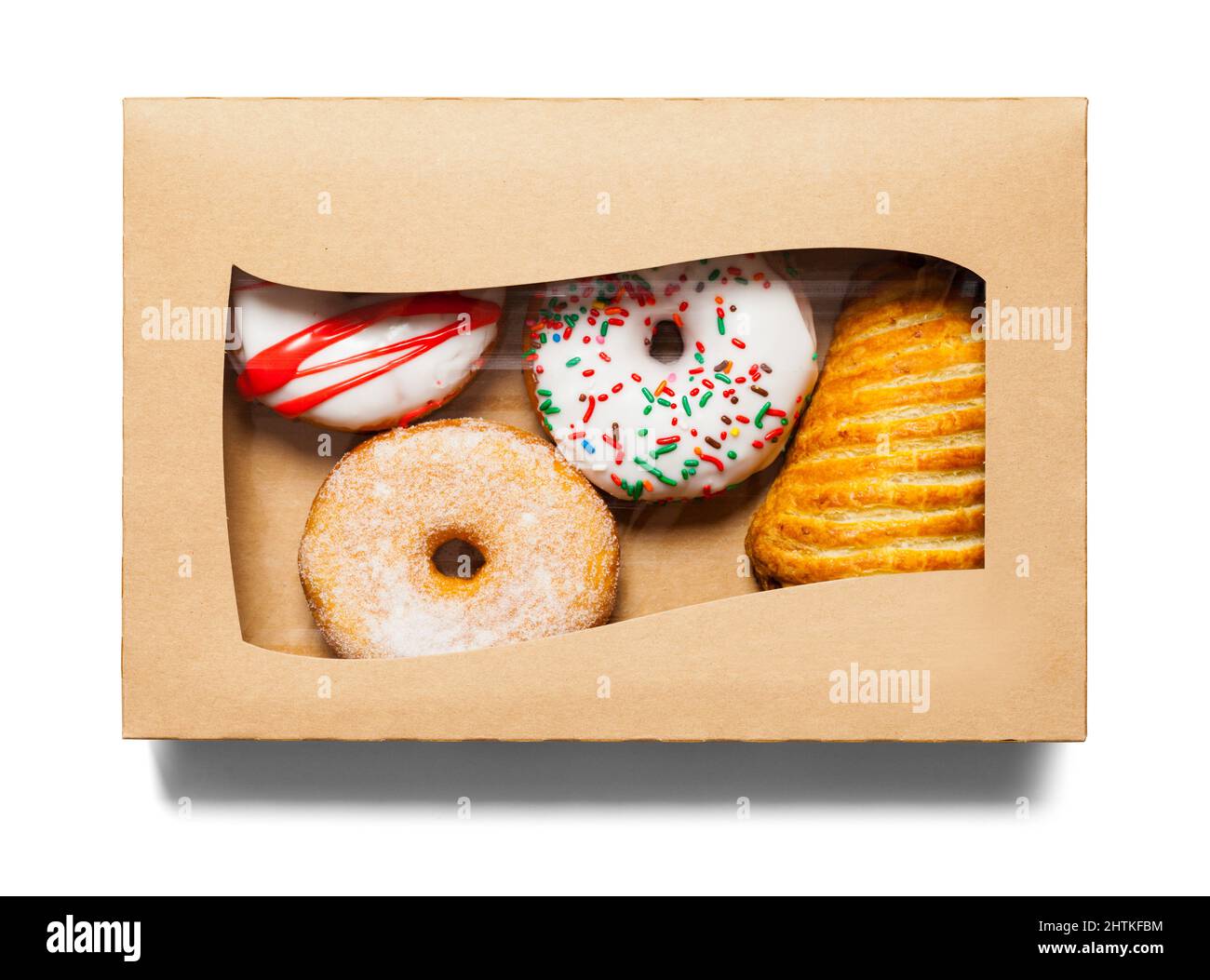 Caja cerrada de donuts variados cortados en blanco. Foto de stock