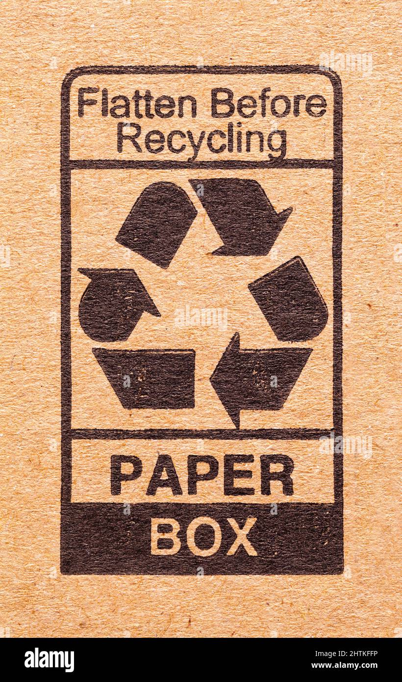 Caja de cartón con fondo negro de símbolo de reciclaje. Foto de stock