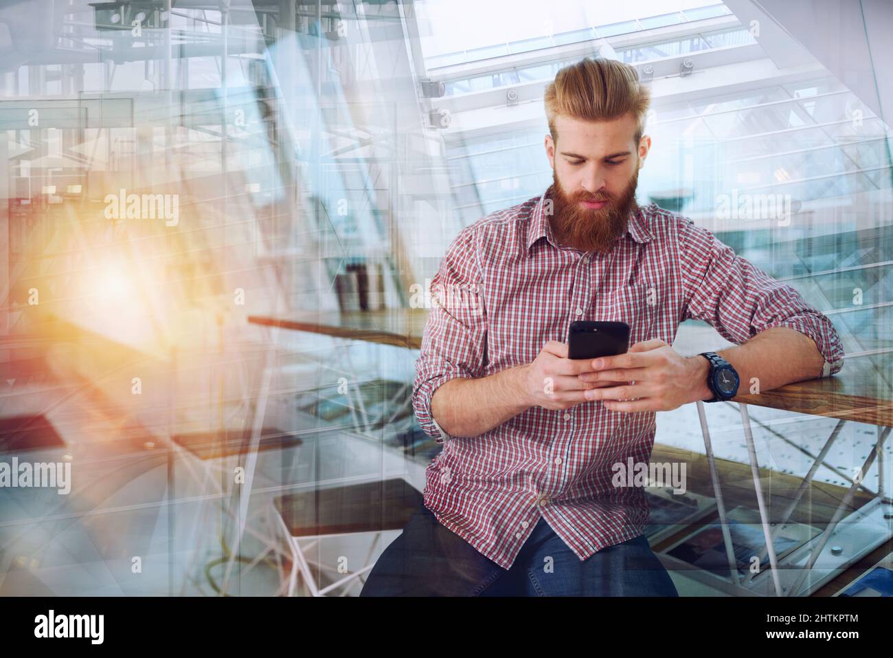 Businessman trabaja en la oficina con un smartphone conectado a la red de Internet Foto de stock