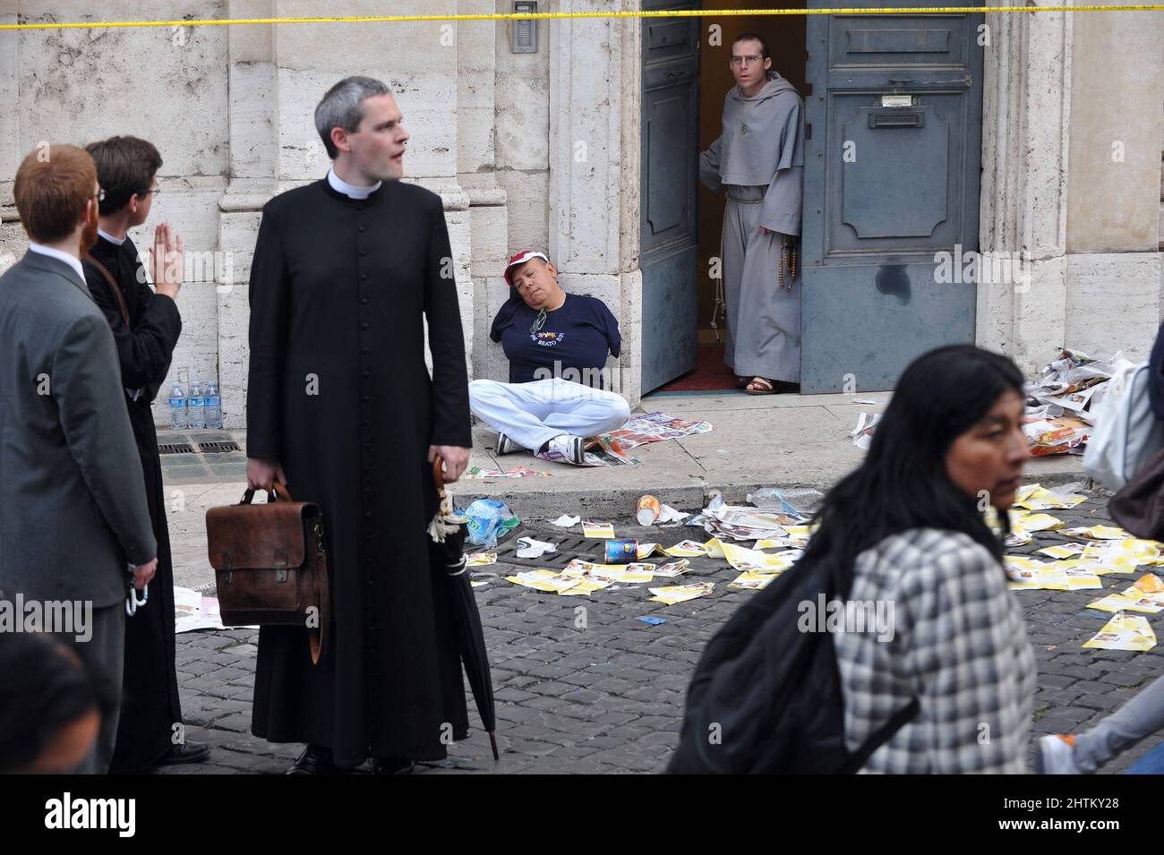 Roma (Italia), 01/05/2011: Peregrinos esperando la beatificación de Juan Pablo II ©Andrea Sabbadini Foto de stock