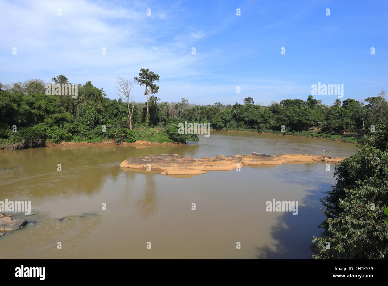 Hermosa vista panorámica de un río Kalu Ganga (Río Negro) en Sri Lanka Foto de stock