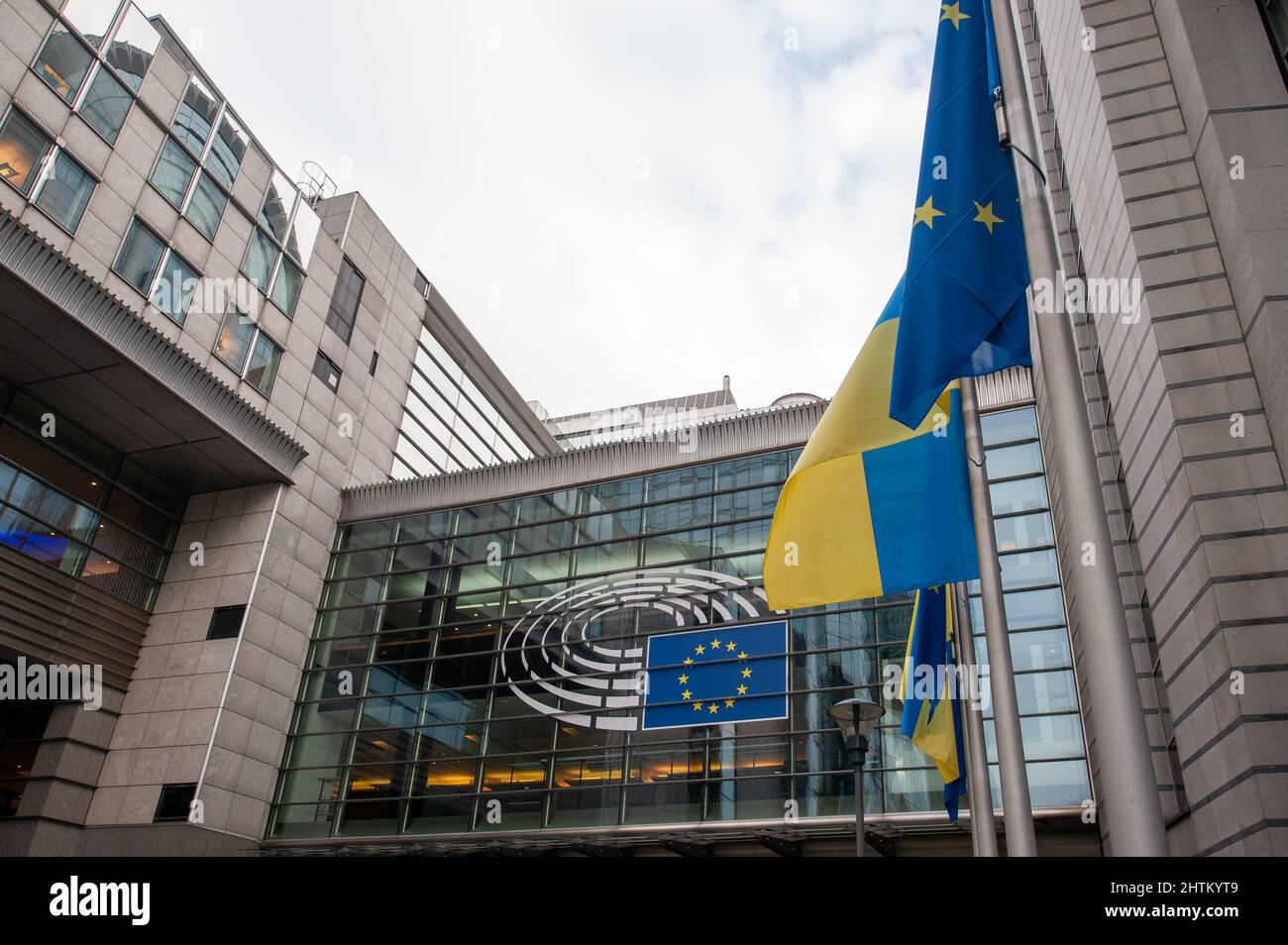 Ucrania y banderas europeas juntas fuera del Parlamento Europeo Foto de stock
