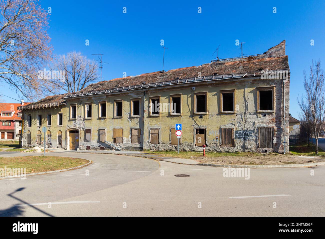 Antiguo edificio abandonado y vacío para ser demolido, Papret, Sopron, Hungría Foto de stock