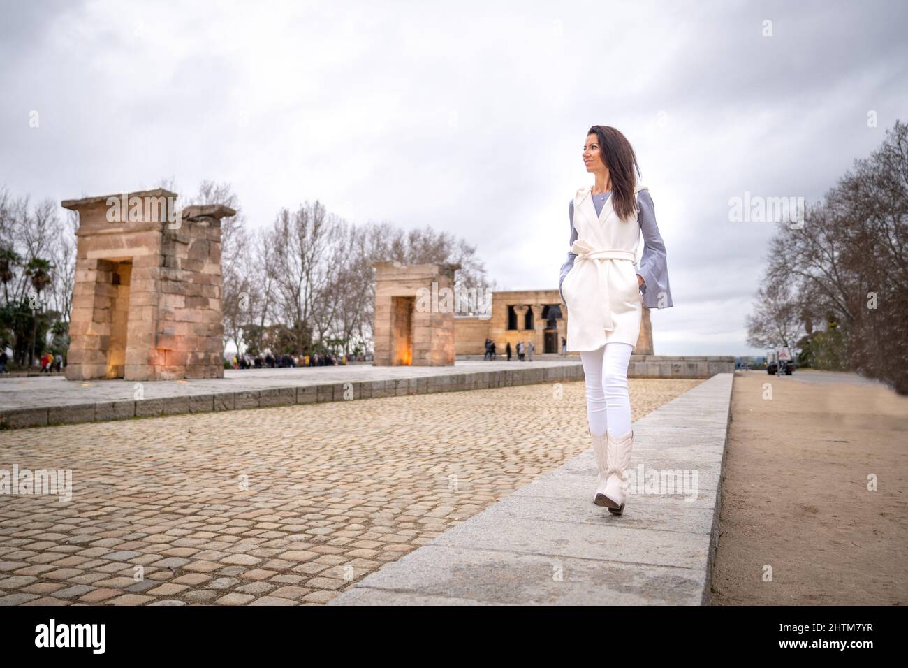 Joven morena con ropa beige en el Templo de Debod, Madrid, en un día  nublado Fotografía de stock - Alamy