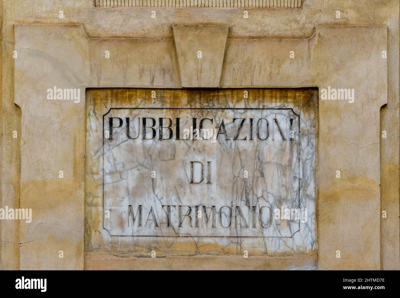 Primer plano de un muro con un antiguo cartel de las publicaciones de bodas en el centro histórico de Sanremo, Imperia, Liguria, Italia Foto de stock