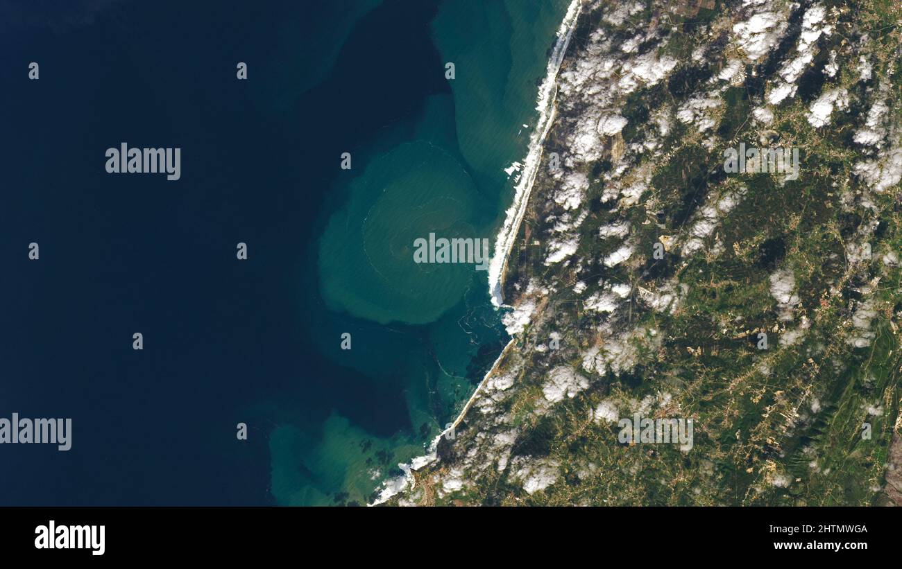 Aérea de Nazare, Portugal mostrando sedimentos causados por grandes olas Foto de stock