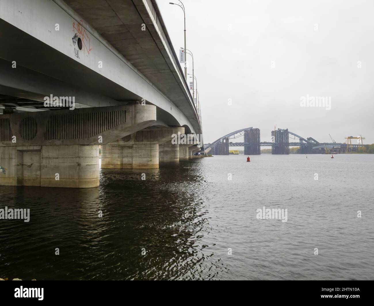 El puente Havansky y apoya el cruce sobre el río Dnieper y el inacabado puente Podilskyi en