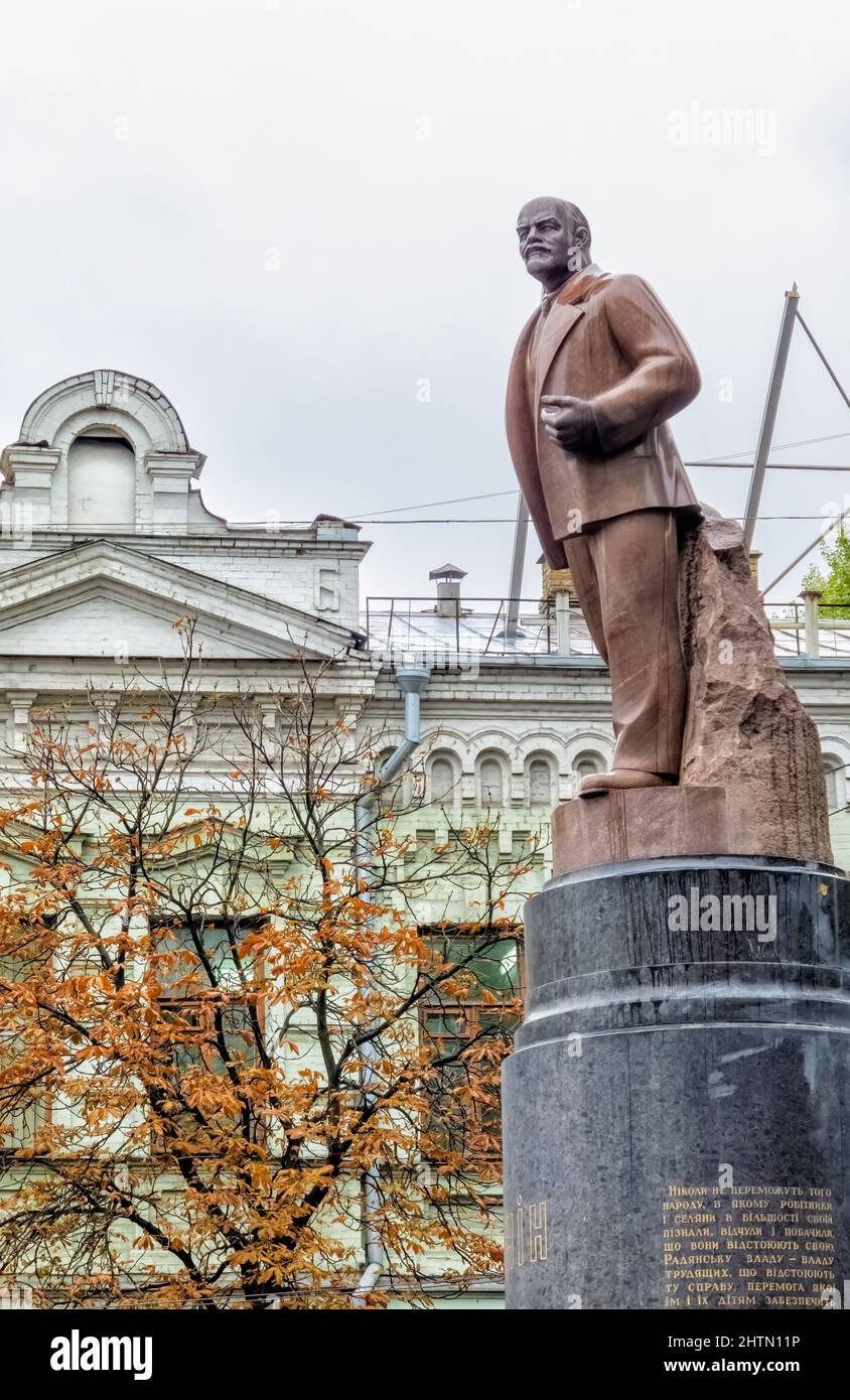 Estatua del revolucionario comunista Vladimir Ilyich Lenin en el centro de Kiev (Kiev), Ucrania, derribada y destruida en diciembre de 2013 por los manifestantes Foto de stock