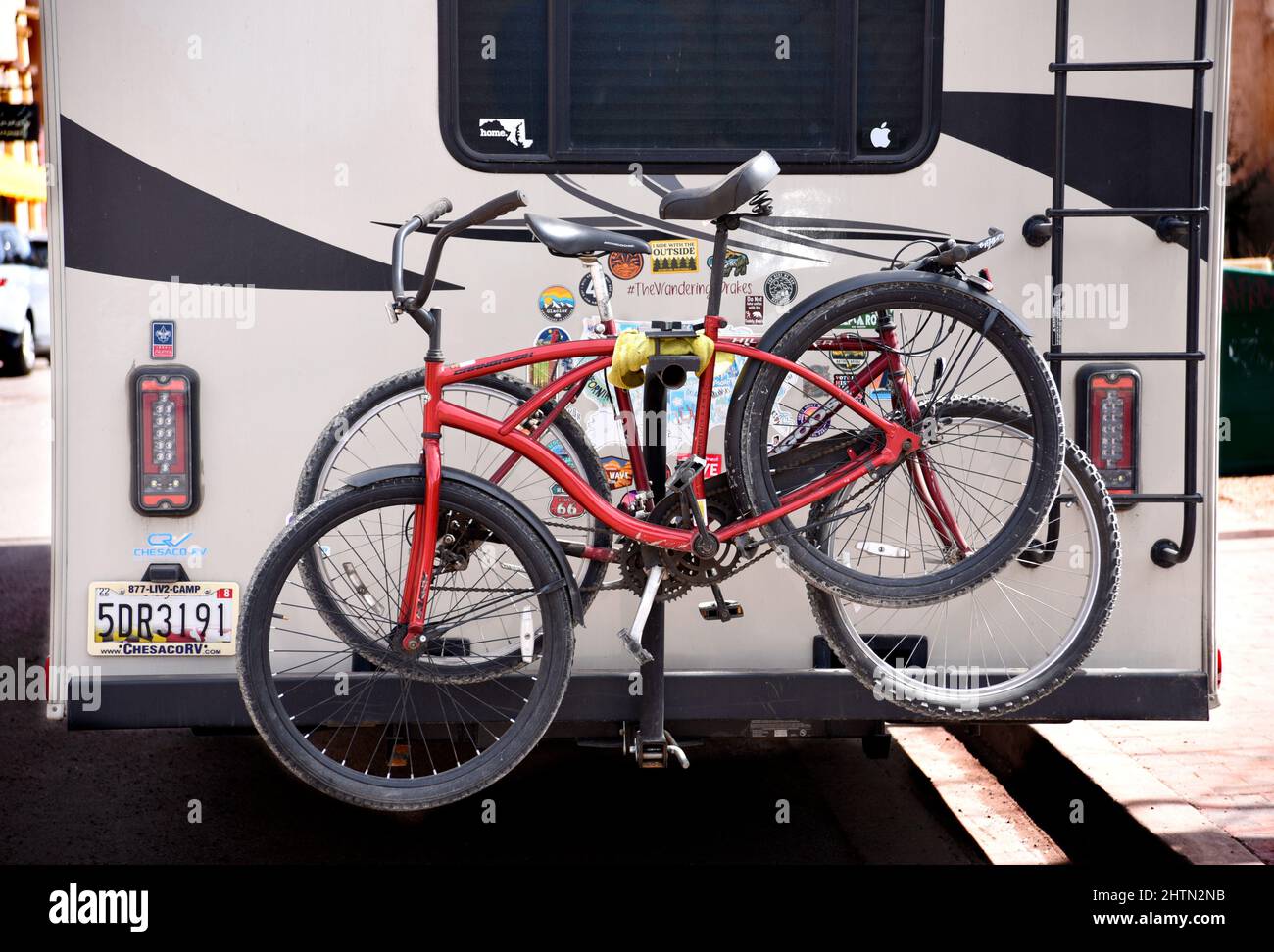 Un vehículo recreativo, o RV, con bicicletas adosadas a su parte trasera hace una parada en Santa Fe, Nuevo México. Foto de stock