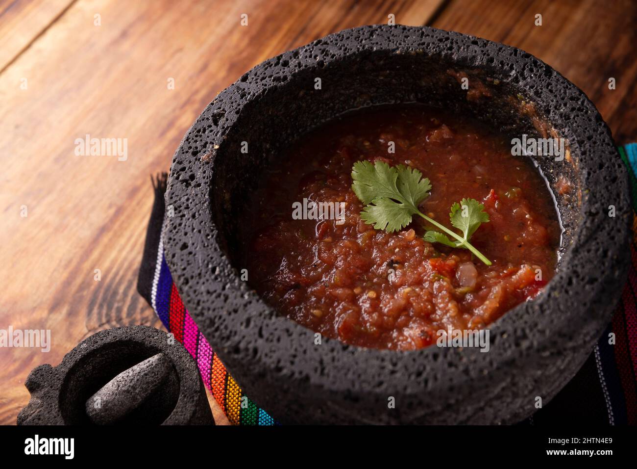 Molcajete Con Salsa De Chile De Árbol. Versión Tradicional Mexicana De  Mortero Y Maja Hechos A Mano De Piedra Volcánica. Elemento Esencial En La  Preparación De La Auténtica Salsa Mexicana Fotos, retratos