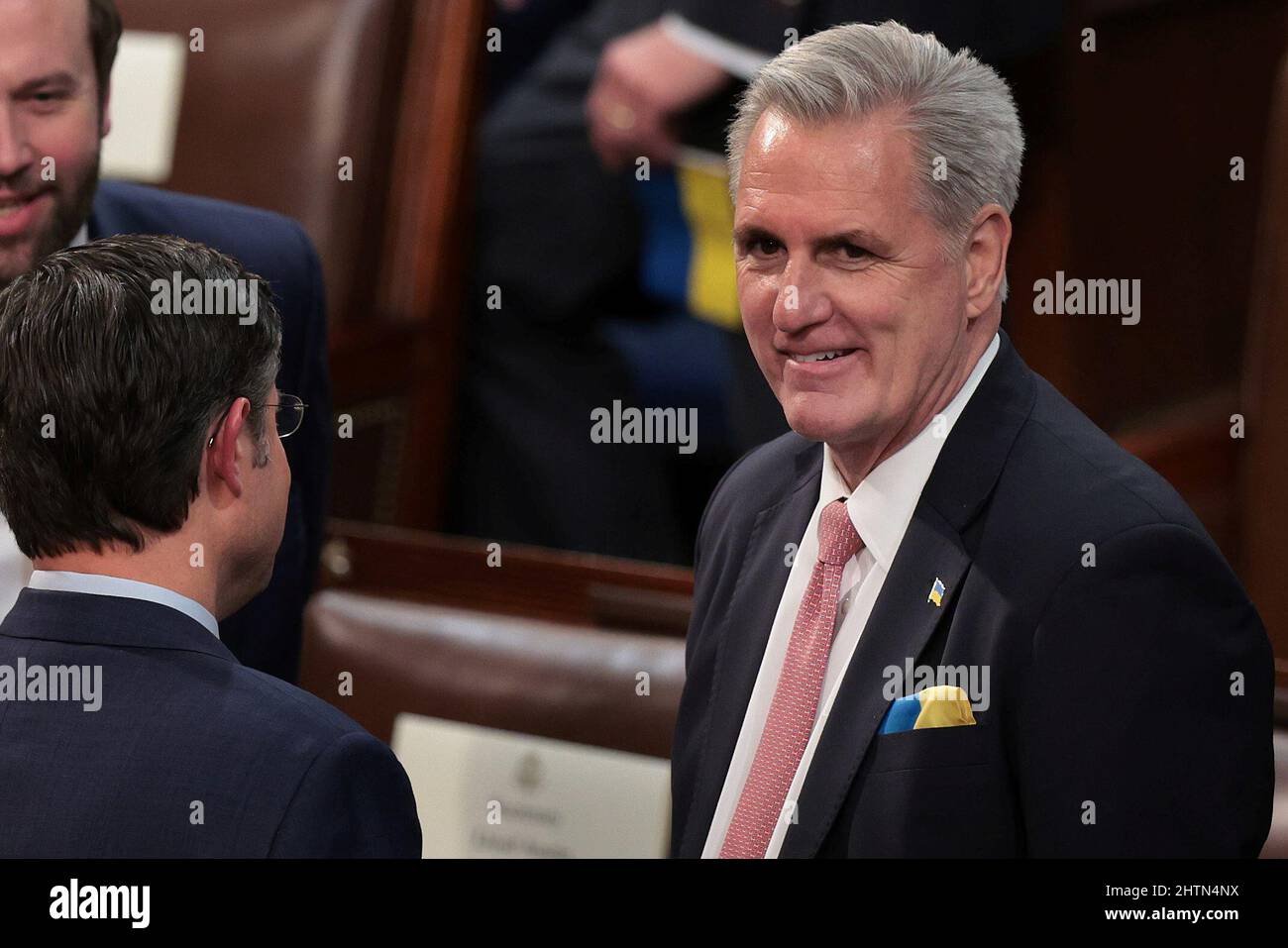 El Lider De La Minoria De La Casa Kevin Mccarthy R Ca Lleva Un Alfiler De La Bandera Ucraniana Y Un Cuadrado Del Bolsillo En Los Colores De Ucrania Mientras Espera El Discurso El Lider De La Minoria De La Casa Kevin Mccarthy R Ca Lleva Un Alfiler De La Bandera Ucraniana Y Un Cuadrado Del Bolsillo En Los Colores De Ucrania Mientras Espera El Discurso