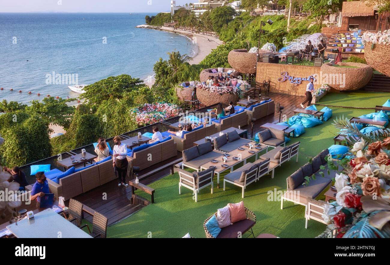 Terraza exterior con vistas al mar en el restaurante y cafetería 3 Mermaids, Pattaya City, Tailandia, sudeste asiático Foto de stock