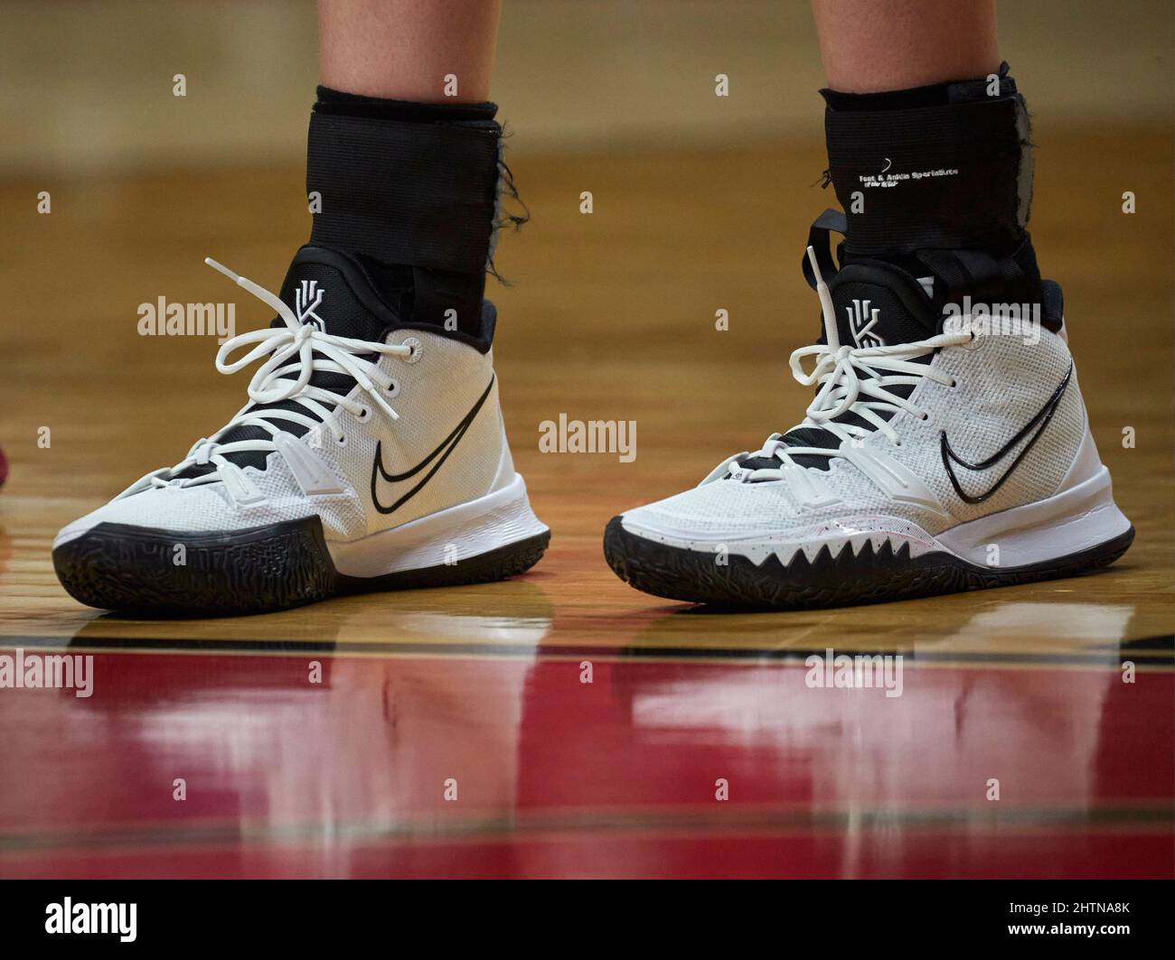 Piscataway, Nueva Jersey, Estados Unidos. 24th Feb, 2022. Las zapatillas  Nike usadas por Iowa Hawkeyes adelantan Monika Czinano (25) durante un  partido contra los Rutgers Scarlet Knights en Jersey Mikes Arena en