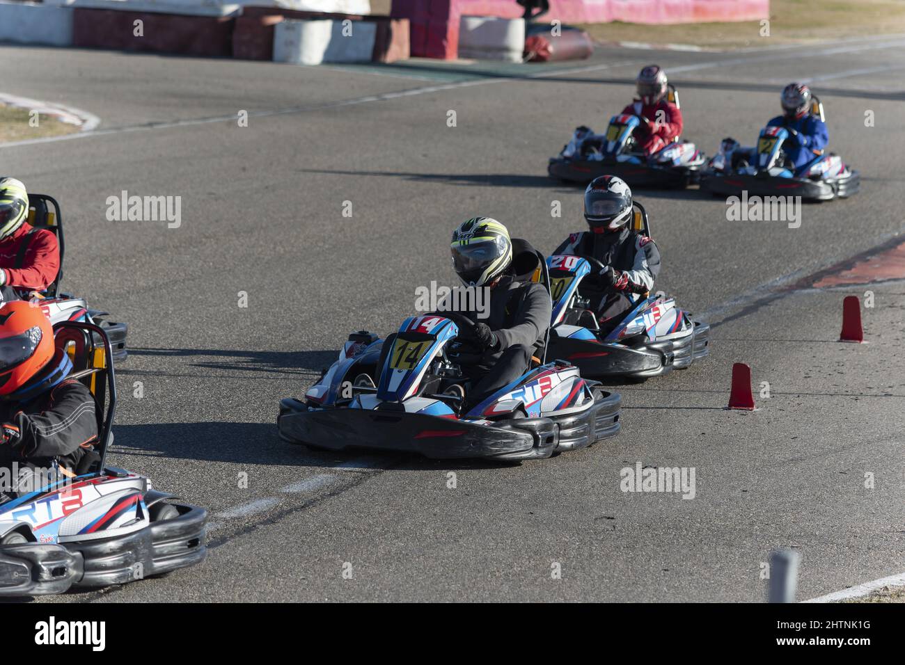 no Admitir Pensativo Pista de karting con karting de carreras de hombres Fotografía de stock -  Alamy