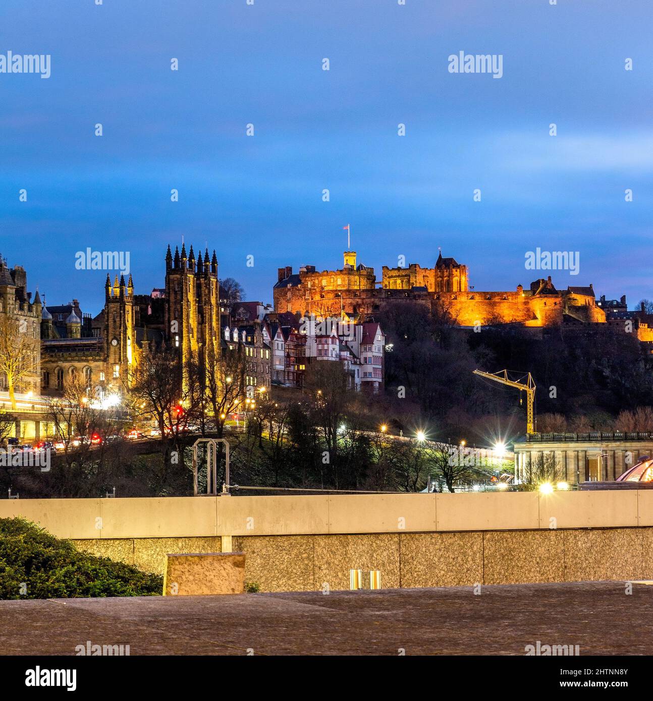 Castillo de Edimburgo y el horizonte del centro de la ciudad en el crepúsculo, Edimburgo, Escocia, Reino Unido Foto de stock