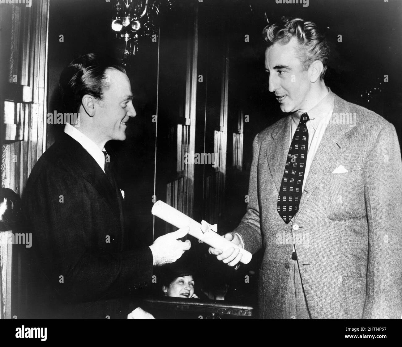 JAMES CAGNEY recibe el premio New York Film Critics Circle Award al mejor actor de 1938 por su actuación como Rocky Sullivan en ÁNGELES CON CARAS SUCIAS, presentado por el guionista DUDLEY NICHOLS, presidente del Screen Writers Guild, en una ceremonia en la sala Rainbow, Rockefeller Center en Nueva York en enero de 1939 Foto de stock