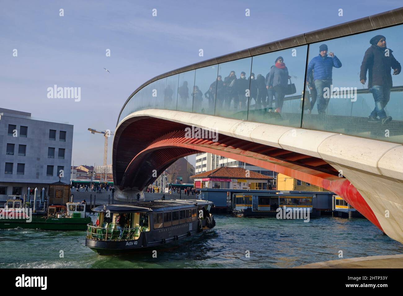 Ponte della Costituzione que conduce desde la terminal de autobuses a
