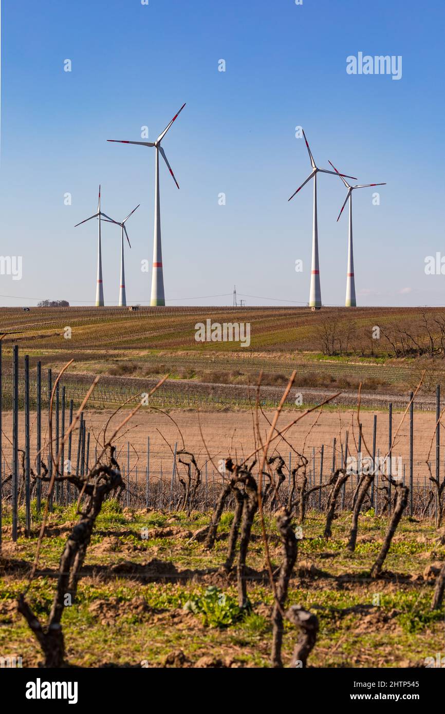 La energía eólica y las turbinas eólicas forman parte de la Energiewende con la política energética de Alemania Foto de stock