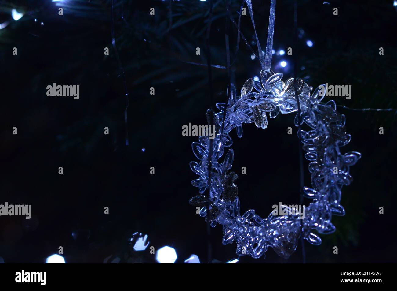 Lorbeerkranz Ornament auf dem Weihnachtsbaum aus Plastik oder Glas ; adorno de corona de navidad en el plástico o cristal del árbol de navidad Foto de stock