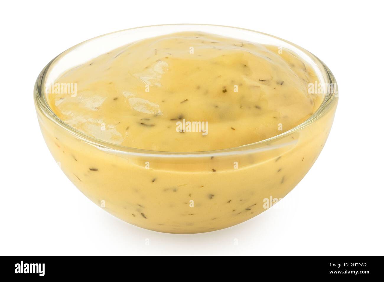 Salsa de miel y mostaza con eneldo en un tazón de vidrio aislado sobre blanco. Foto de stock