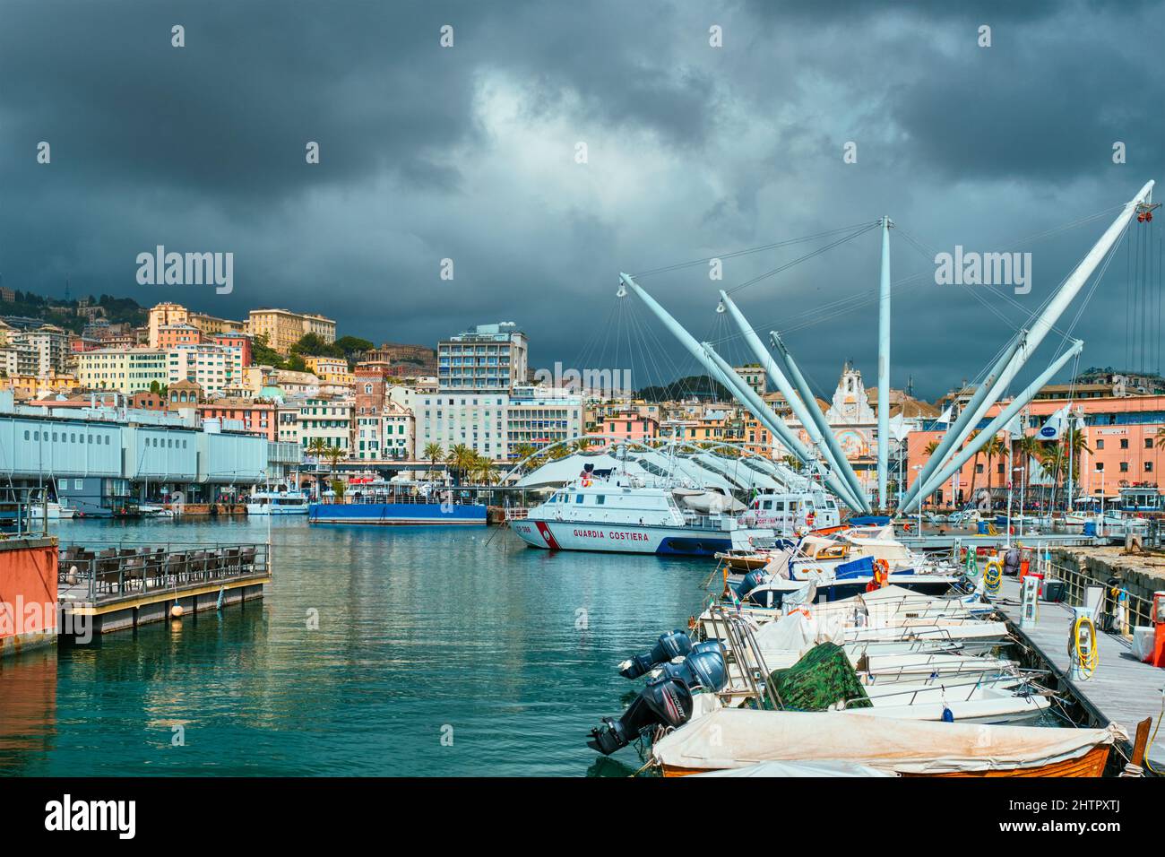 Puerto de Génova con yates y barcos. Génova, Italia Fotografía de stock -  Alamy