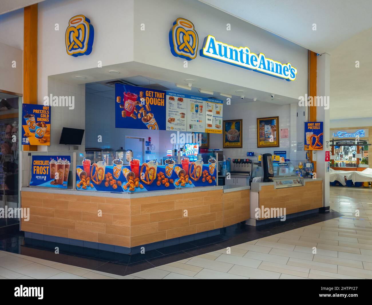 New Hartford, Nueva York - 28 de febrero de 2022: Vista interior de la franquicia de Auntie Anne en el centro comercial Sangertown Mall. Foto de stock