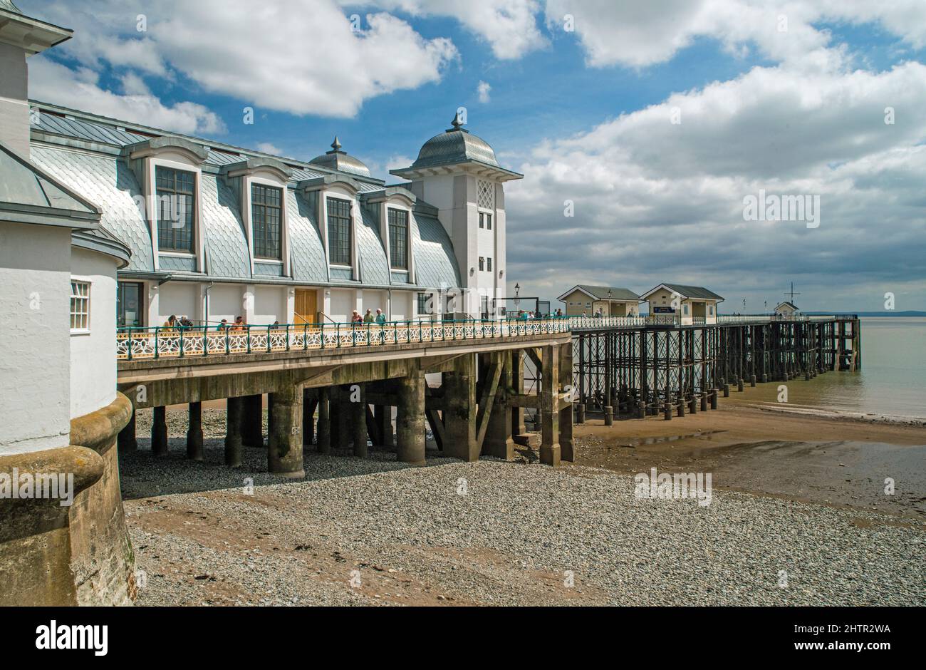 Muelle de Penarth con el sol de la tarde y la gente disfrutando de un paseo Foto de stock