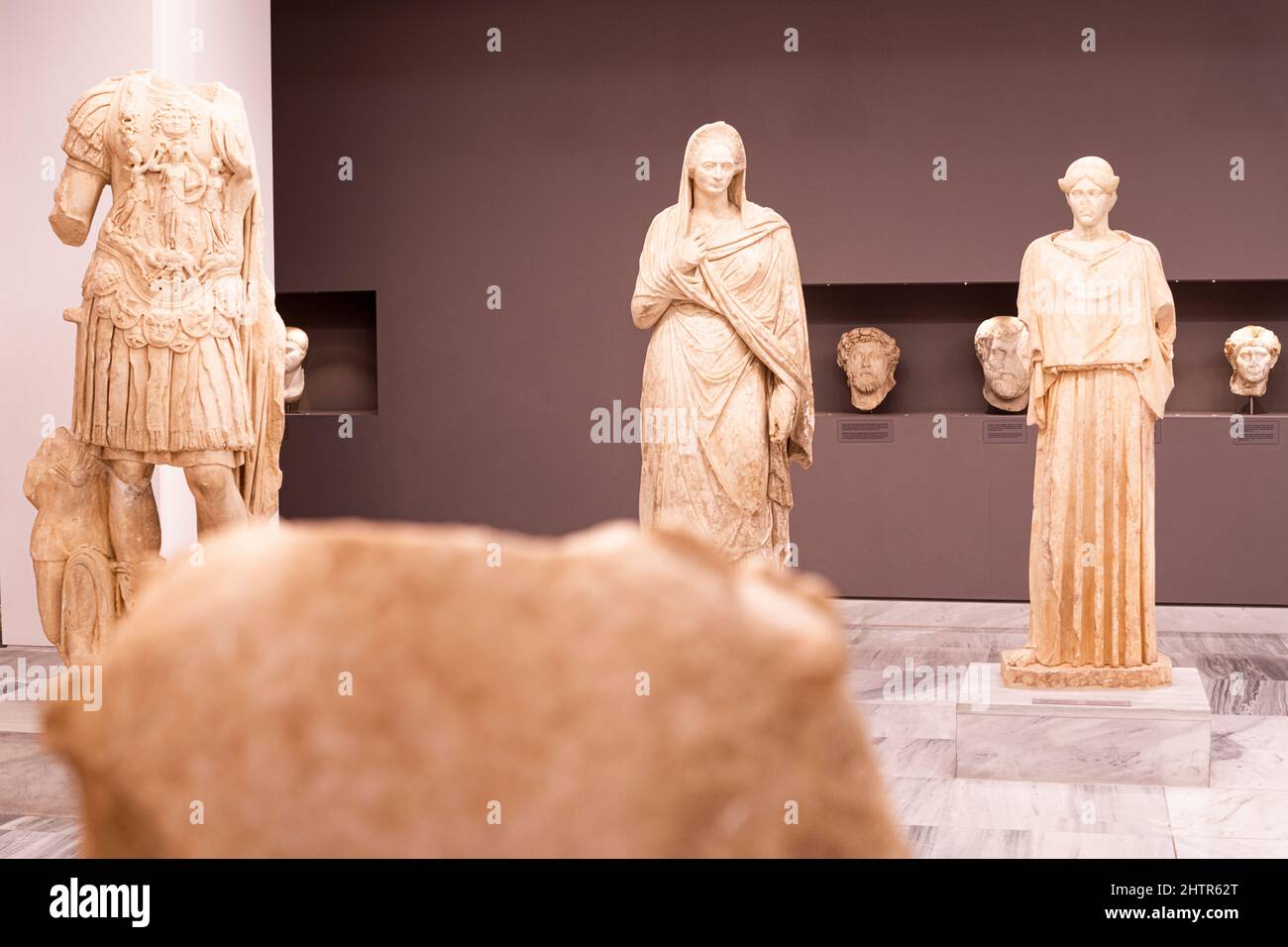 Estatuas de antiguos filósofos griegos, Museo Arqueológico de Heraklion, isla de Creta, Grecia Foto de stock