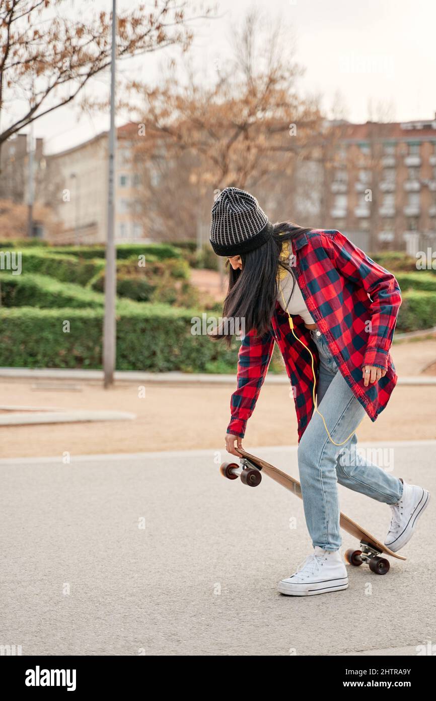 con ropa informal skateboarding en la ciudad Fotografía de stock