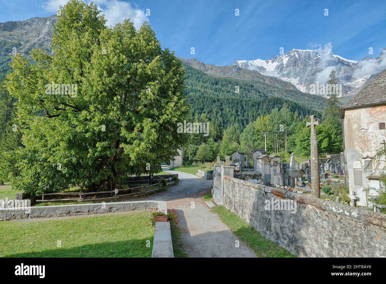 Paisaje estival de los Alpes. Macugnaga, importante centro turístico, Italia. Paisaje de montaña con Monte Rosa Foto de stock