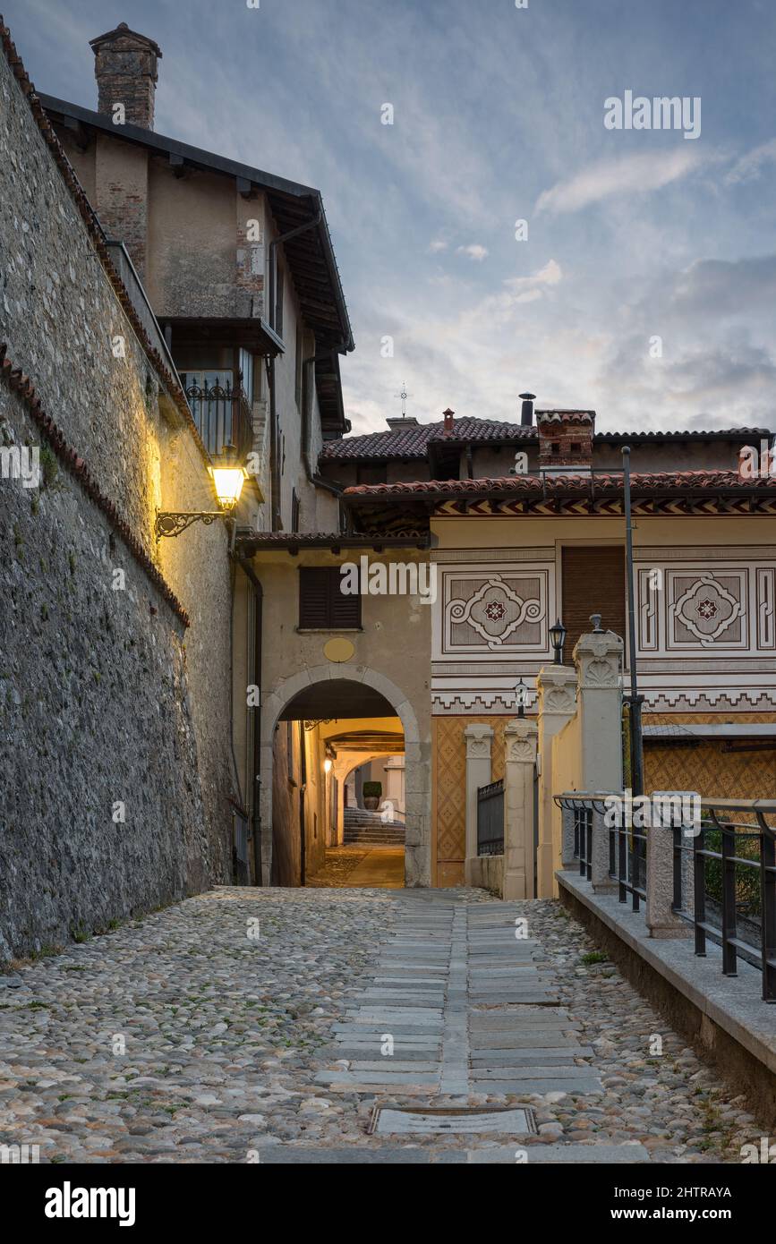 Antiguo callejón y pequeña carretera de piedra que conduce al pueblo medieval de Sacro Monte di Varese o Santa Maria del Monte, sitio de la UNESCO, Italia Foto de stock