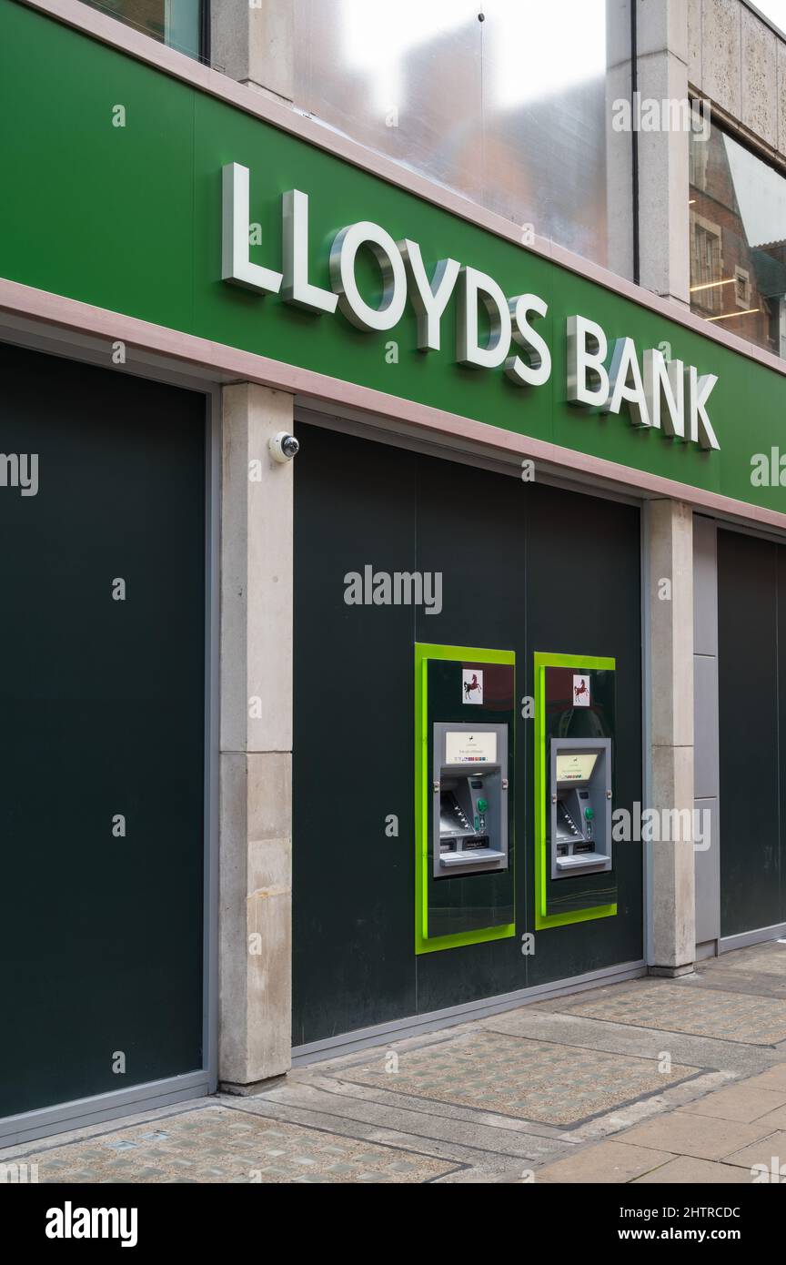 Lloyds Bank firma y cajeros automáticos externos. Oxford Street, Londres,  Inglaterra, Reino Unido Fotografía de stock - Alamy