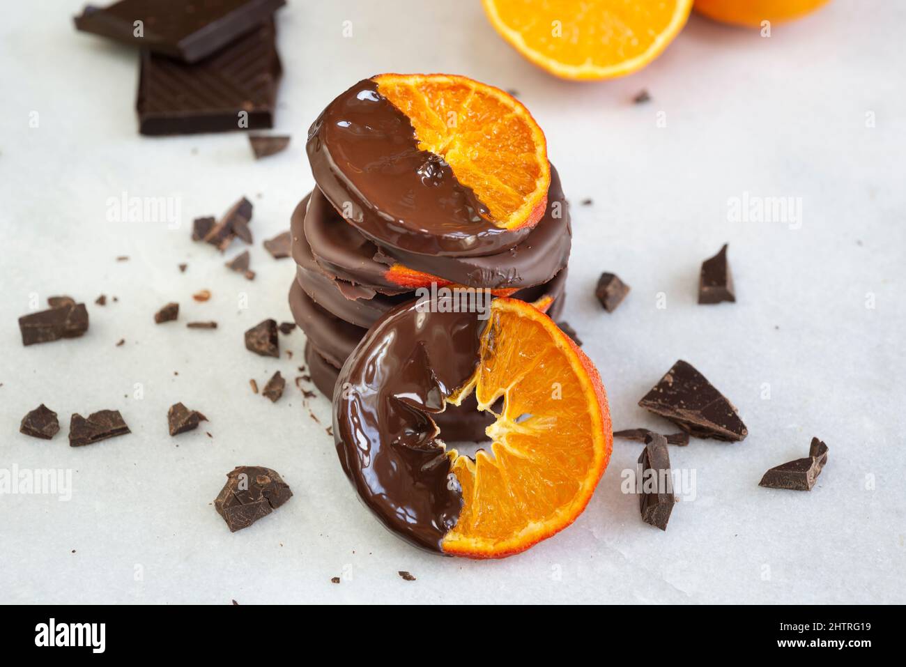 Rodajas de naranja confitada bañadas en chocolate. Foto de stock